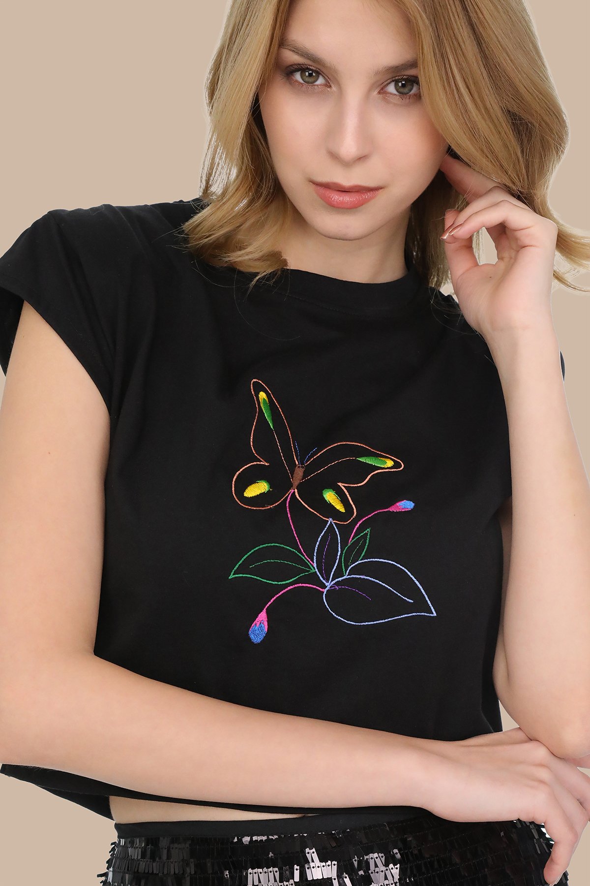 Siyah Kelebek Çiçek Motif İşlemeli Crop