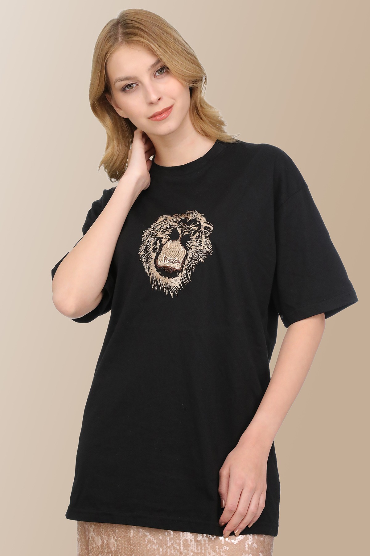 Siyah Uzun Aslan Desen Nakışlı Regular T-shirt
