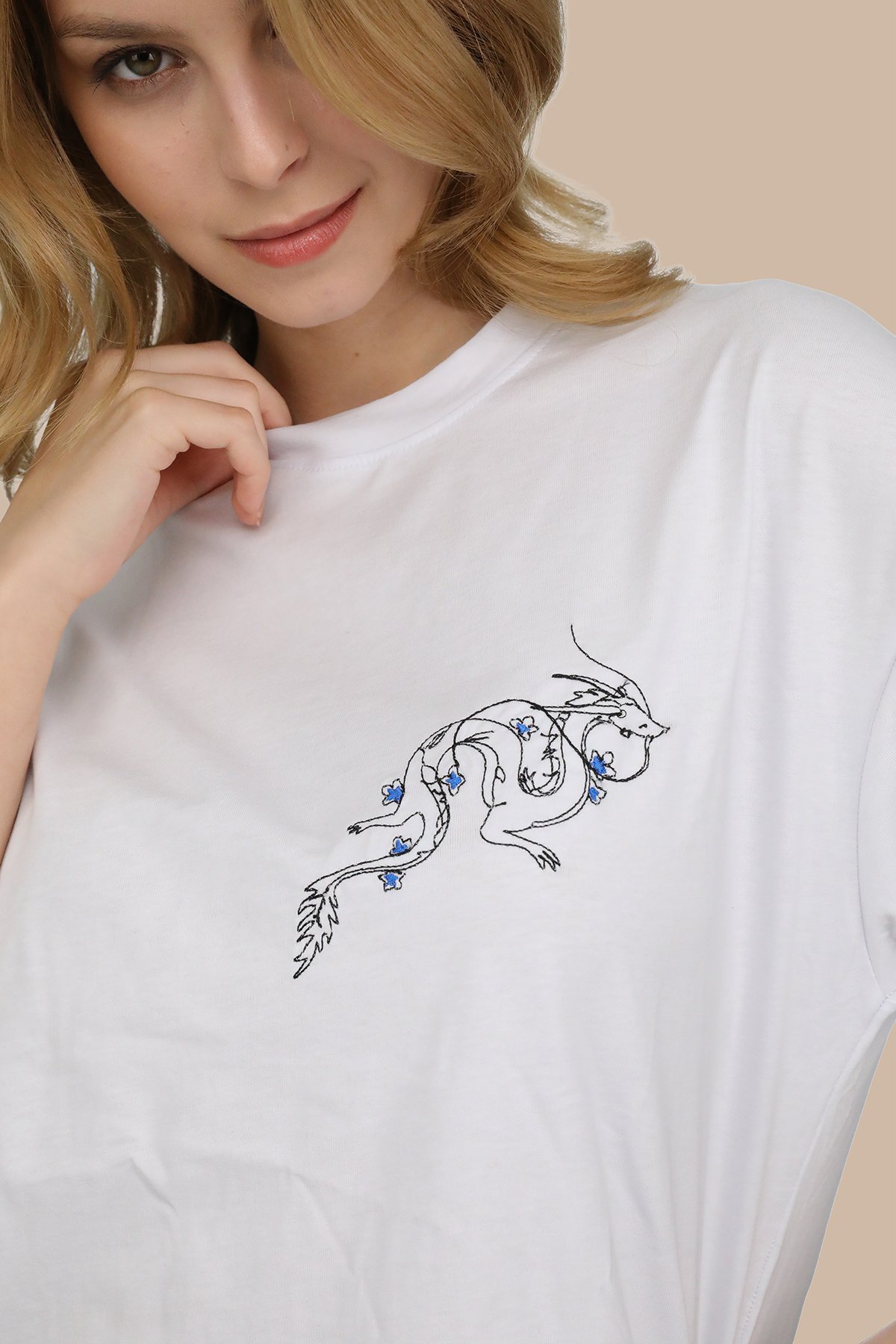 Beyaz Bisiklet Yaka Özel Tasarım Ejderha Nakış Desenli Oversize T-shirt