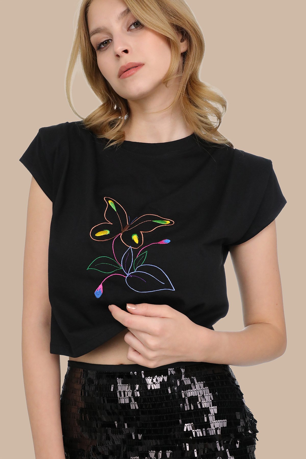 Siyah Kelebek Çiçek Motif İşlemeli Crop