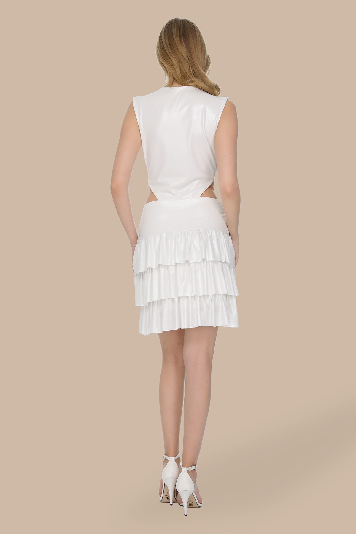 Beyaz Tokalı Cut Out Katlı Mini Elbise
