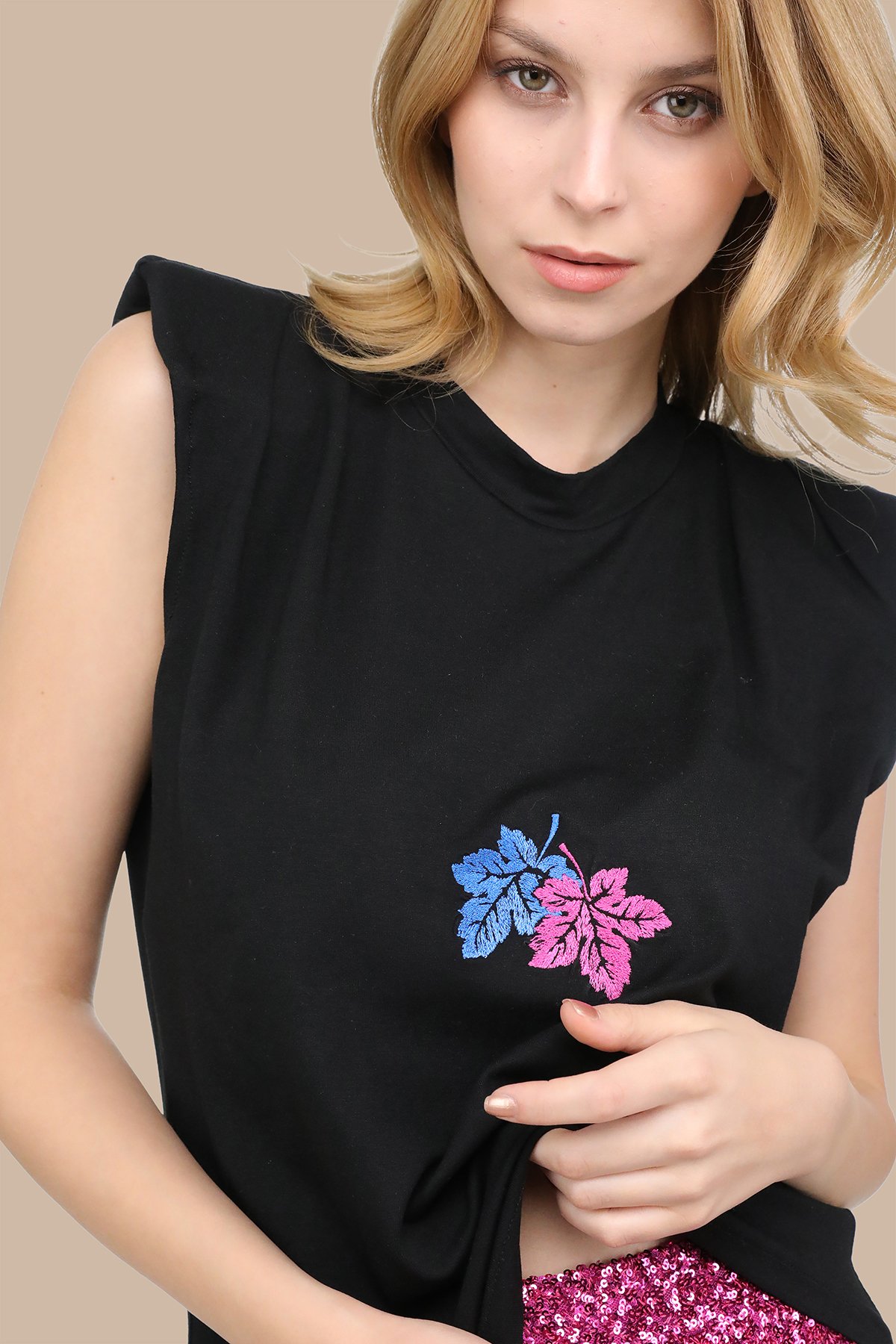 Siyah Yaprak Nakışlı Kolsuz t-shirt