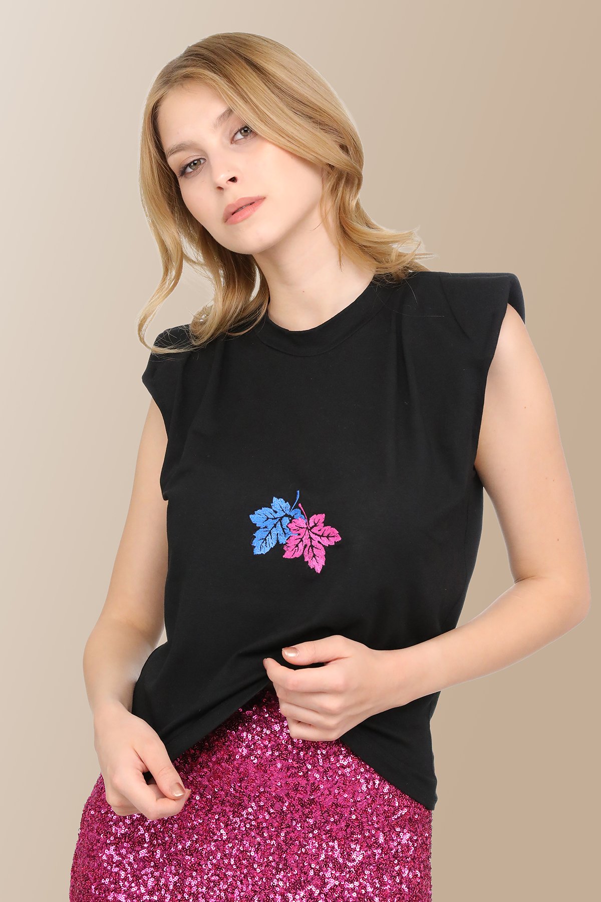 Siyah Yaprak Nakışlı Kolsuz t-shirt