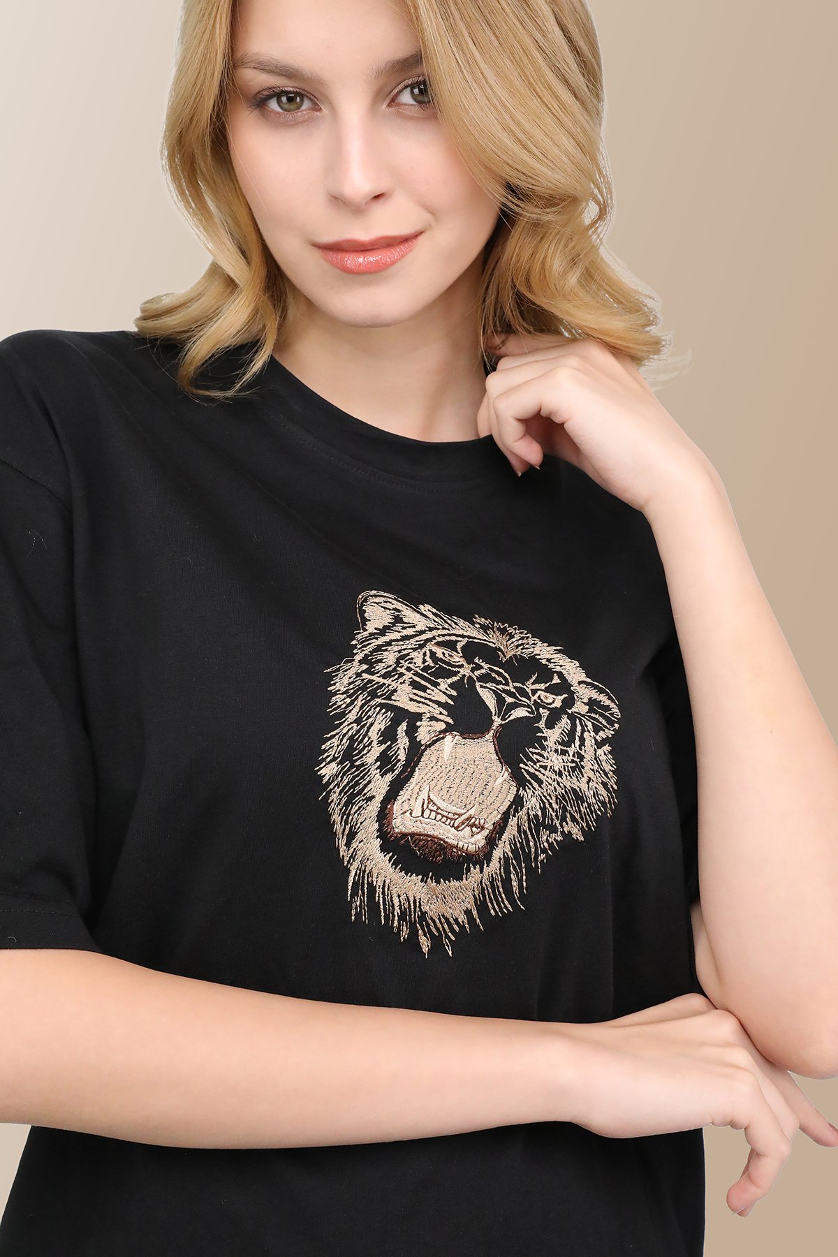 Siyah Uzun Aslan Desen Nakışlı Regular T-shirt
