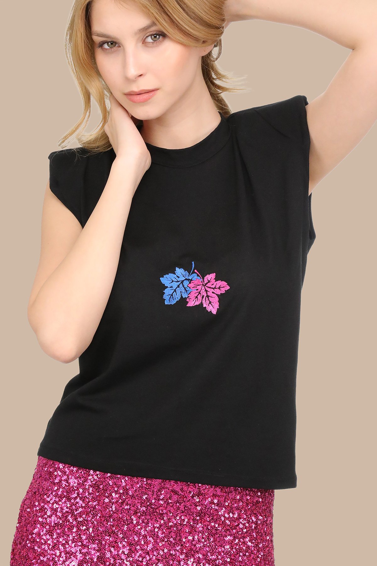 Siyah Yaprak Nakışlı Kolsuz t-shirt