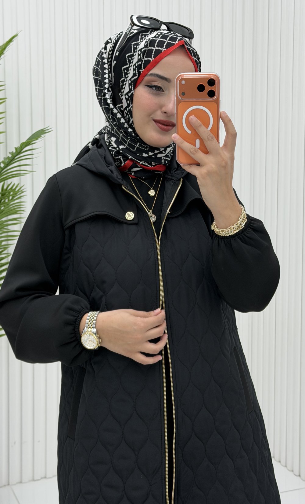 Esin Kap Siyah