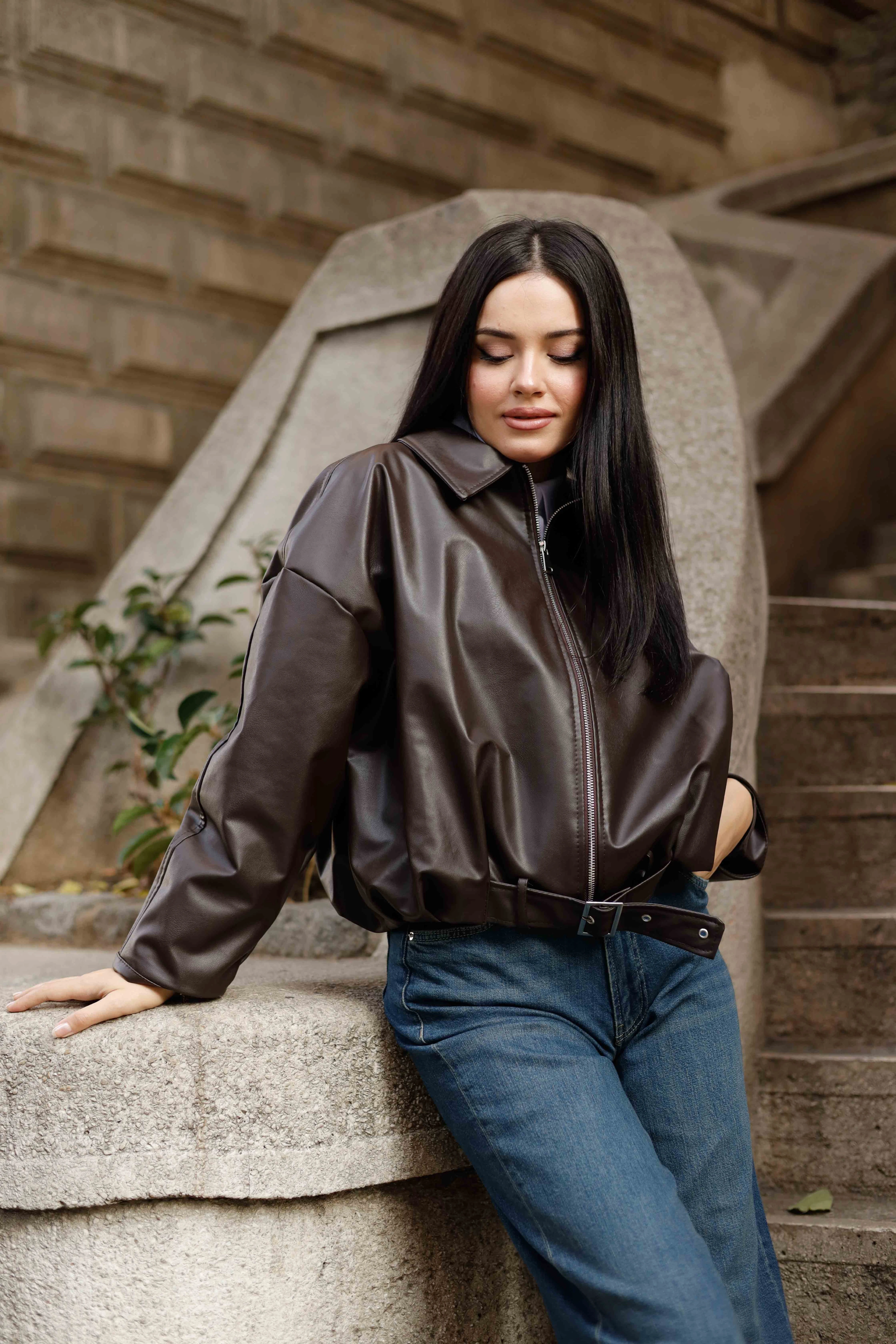 Belinde Kemer Detaylı Deri Ceket