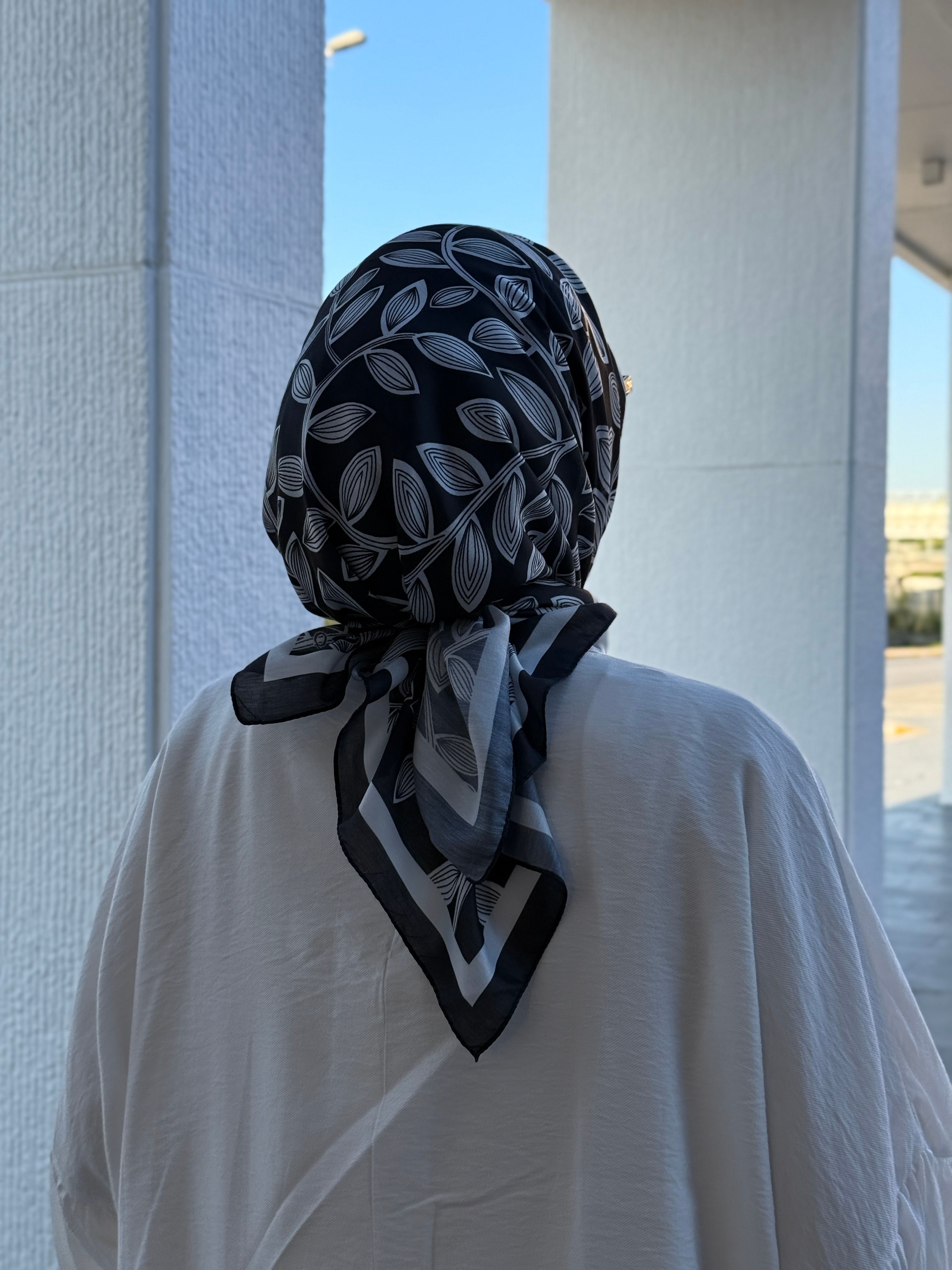 Pamuklu Soft Yaprak Desen Eşarp-Sİyah/Beyaz