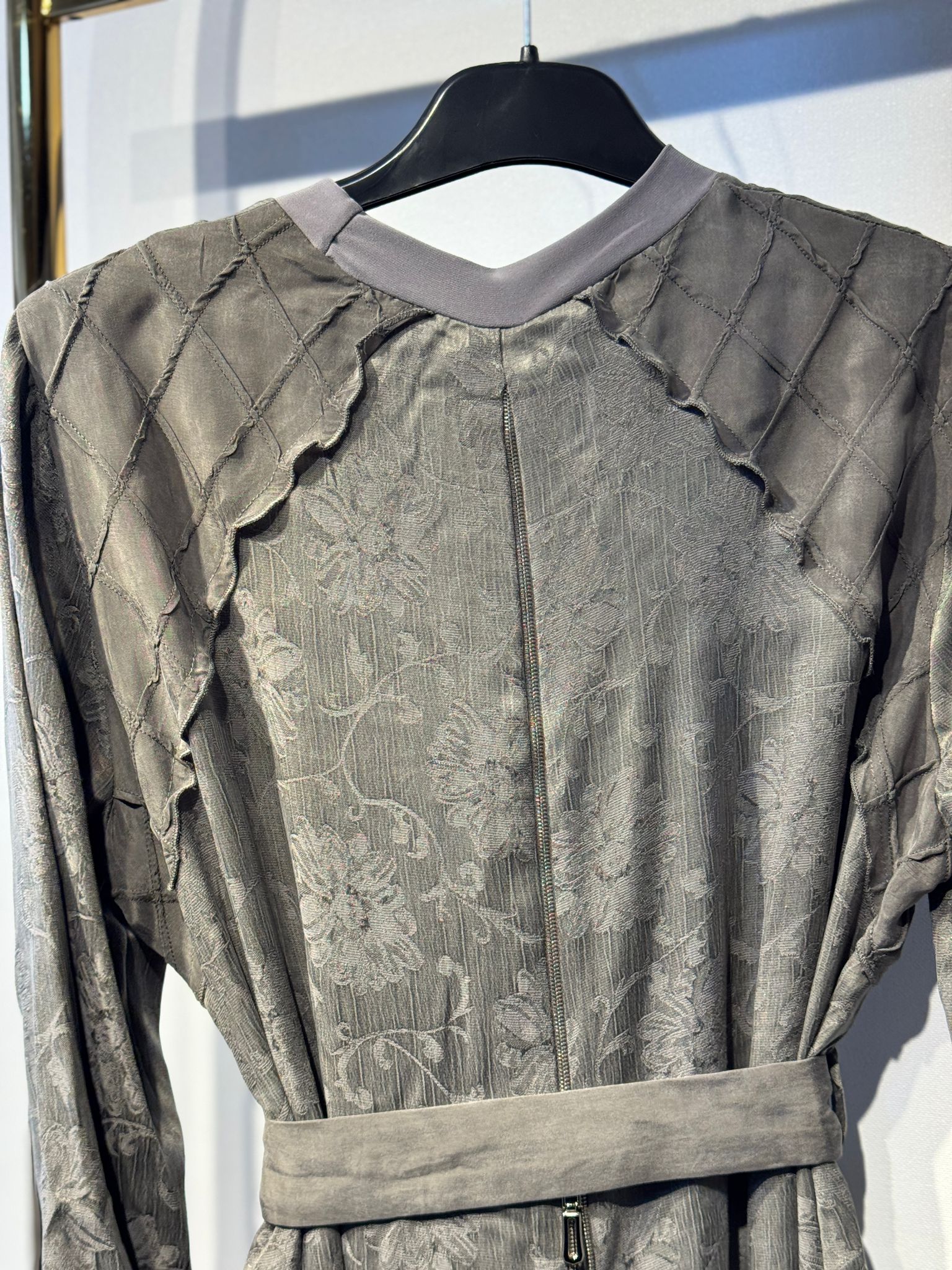 MİSSWHENCE 38835 Desenli İpek Cupra Kumaş Fermuar Detaylı Belden Bağlamalı Uzun Elbise