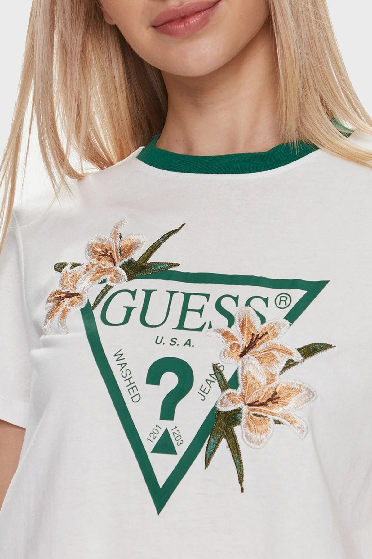GUESS ÖNÜ ÇİÇEKLİ AMBLEM TSİHRT