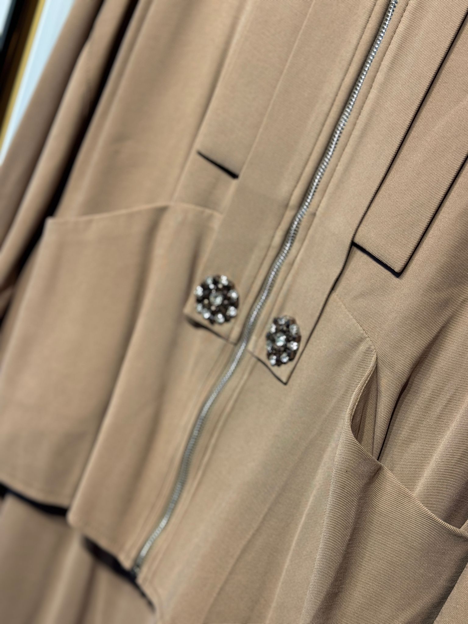 CEREMONY Ceketinin Önü Patı İki Pile İki Çiçek Taş Detaylı Elbiseli Takım