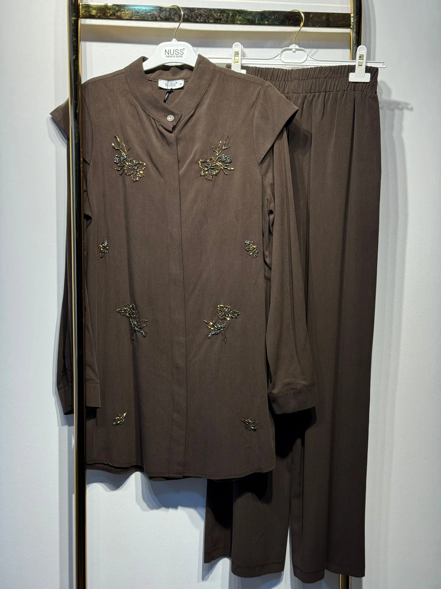 NUSS Hakim Yaka Omuz Detaylı Gizli Düğmeli Pul İşlemeli Rahat Gömlek Pantolon Takım