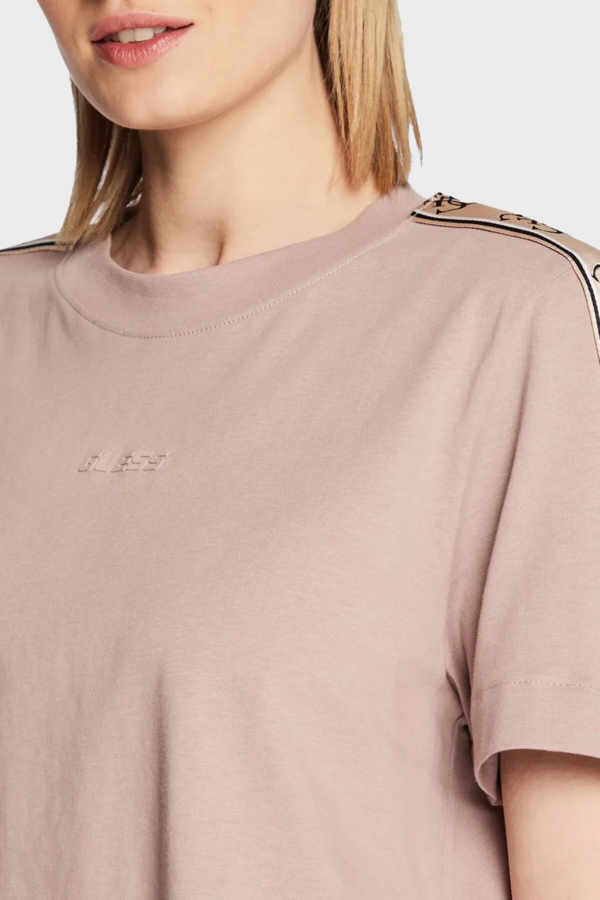 GUESS Yanı logolu tişört