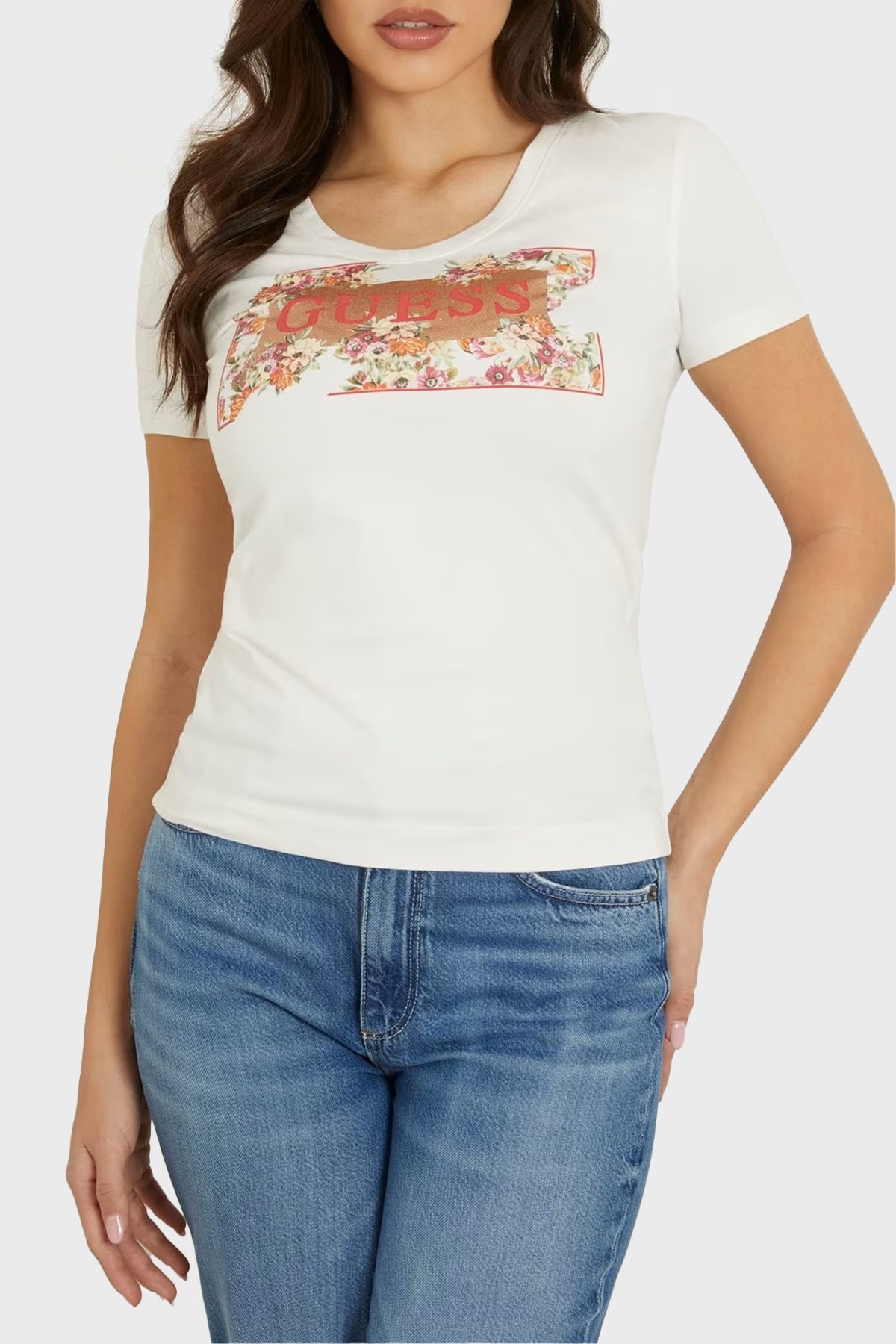 GUESS V YAKA SİM AMBLEM DETAYLI TSHİRT
