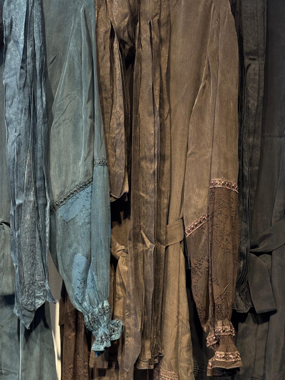 MİSSWHENCE 38818 Fular Hediyeli Belden Bağlamalı Nakış İşleme Detaylı Uzun İpek Cupra Elbise