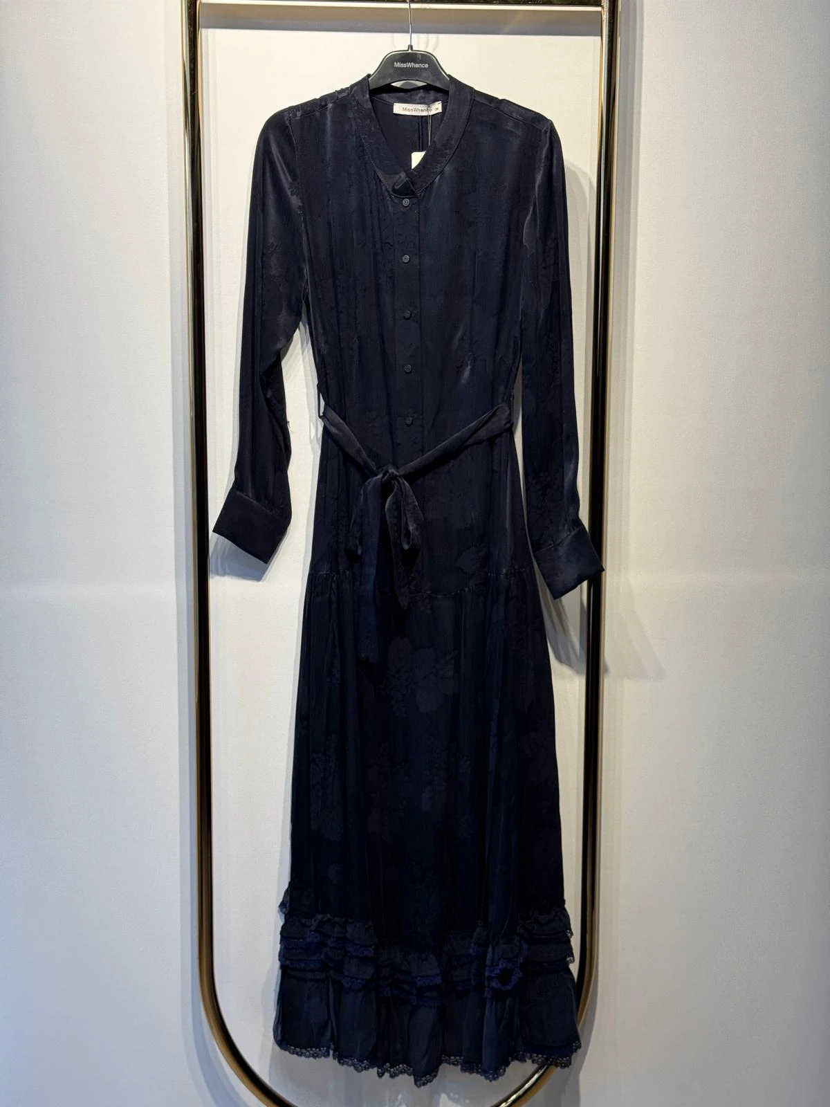 MİSSWHENCE 38809 Desenli İpek Cupra Kumaş Hakim Yaka Belden Bağlamalı Önden Düğmeli Uzun Elbise