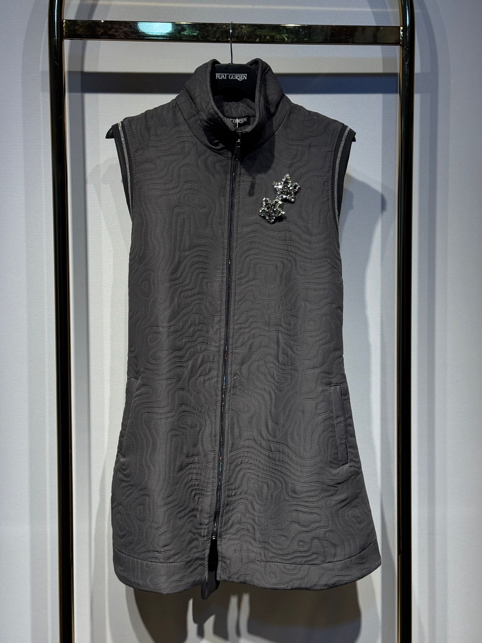 FUAT GÜRSEN Kabartma Kumaş Göğüs Taş Broş İşlemeli Uzun Yelek