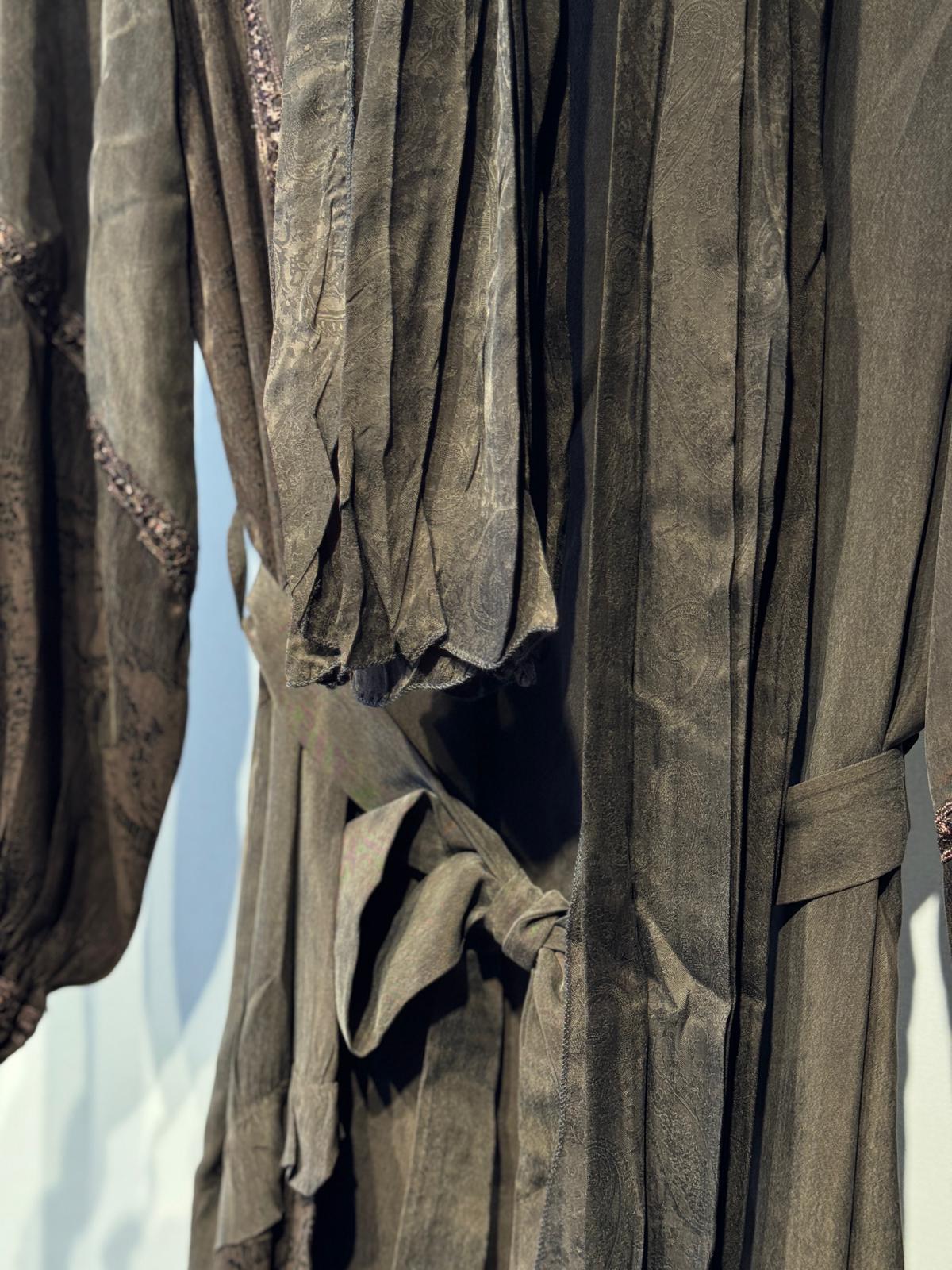 MİSSWHENCE 38818 Fular Hediyeli Belden Bağlamalı Nakış İşleme Detaylı Uzun İpek Cupra Elbise