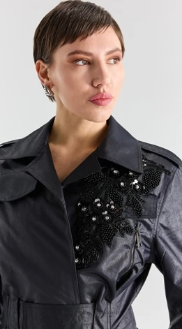 LİSA EXCLUSİVE Taş Çiçek Detaylı Kendinden Bağlamalı Fermuarlı Cepli Kısa Trenç