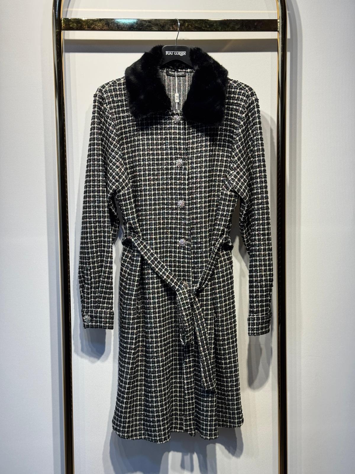 FUAT GÜRSEN Tasarım Yaka Kürk Detaylı Pırlanta Düğmeli Uzun Kap