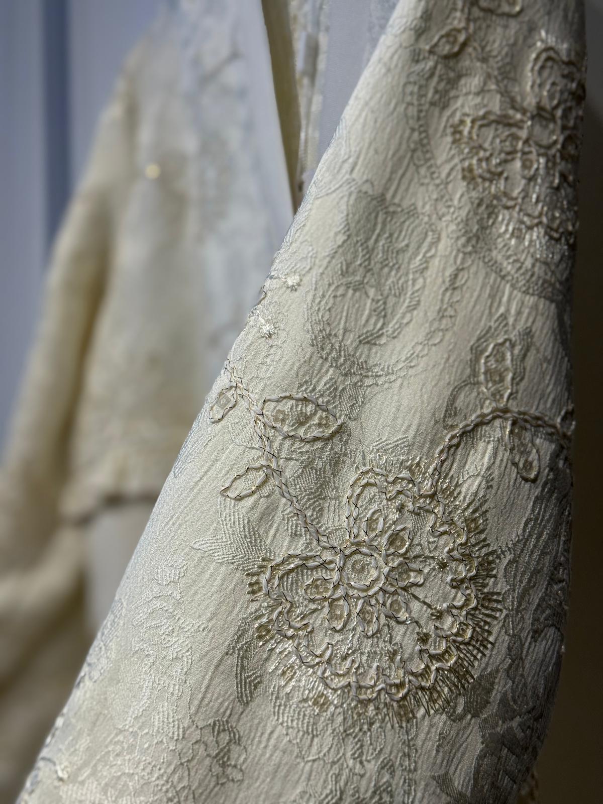 FUAT GÜRSEN Nakış İşlemeli V Yaka Tasarım Kap