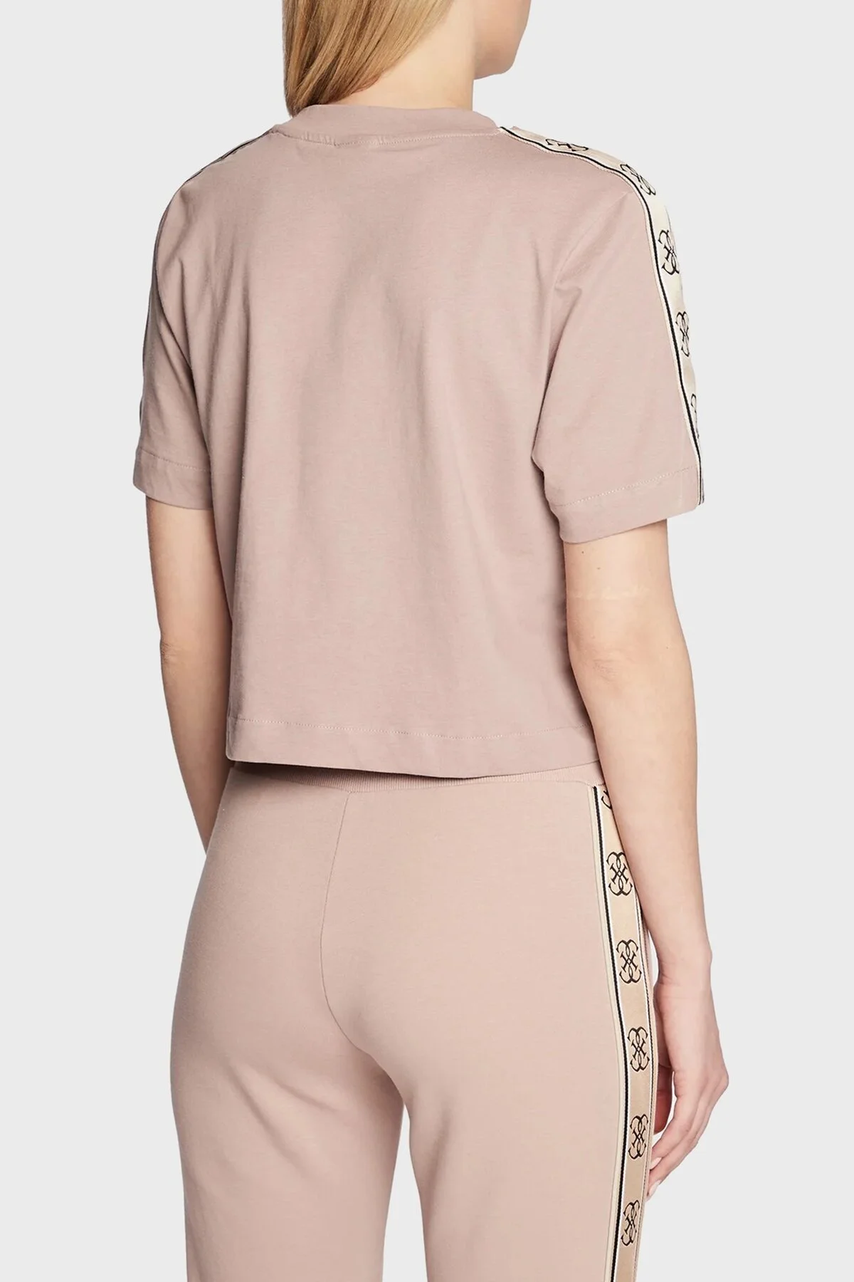 GUESS Yanı logolu tişört