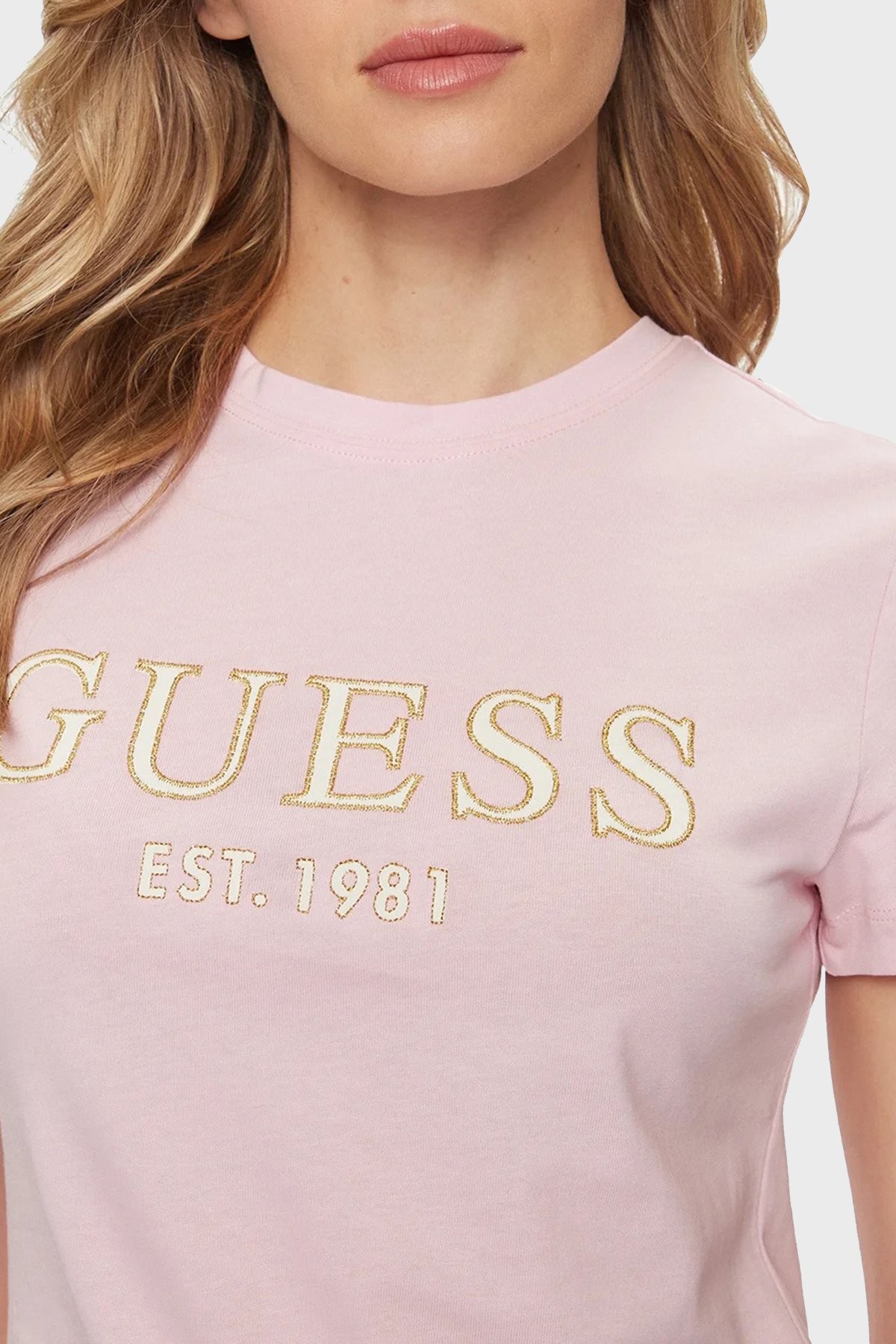 GUESS ÖN NAKIŞ AMBLEM İŞLEMELİ TSHİRT