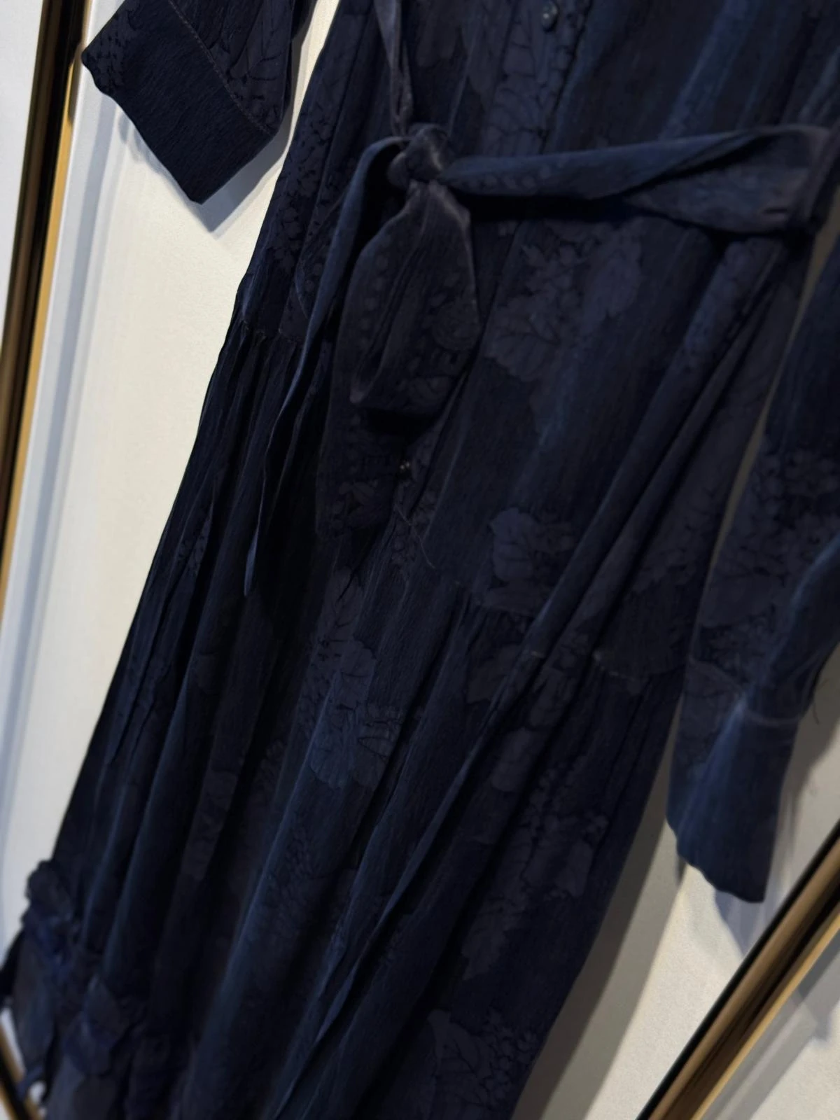 MİSSWHENCE 38809 Desenli İpek Cupra Kumaş Hakim Yaka Belden Bağlamalı Önden Düğmeli Uzun Elbise