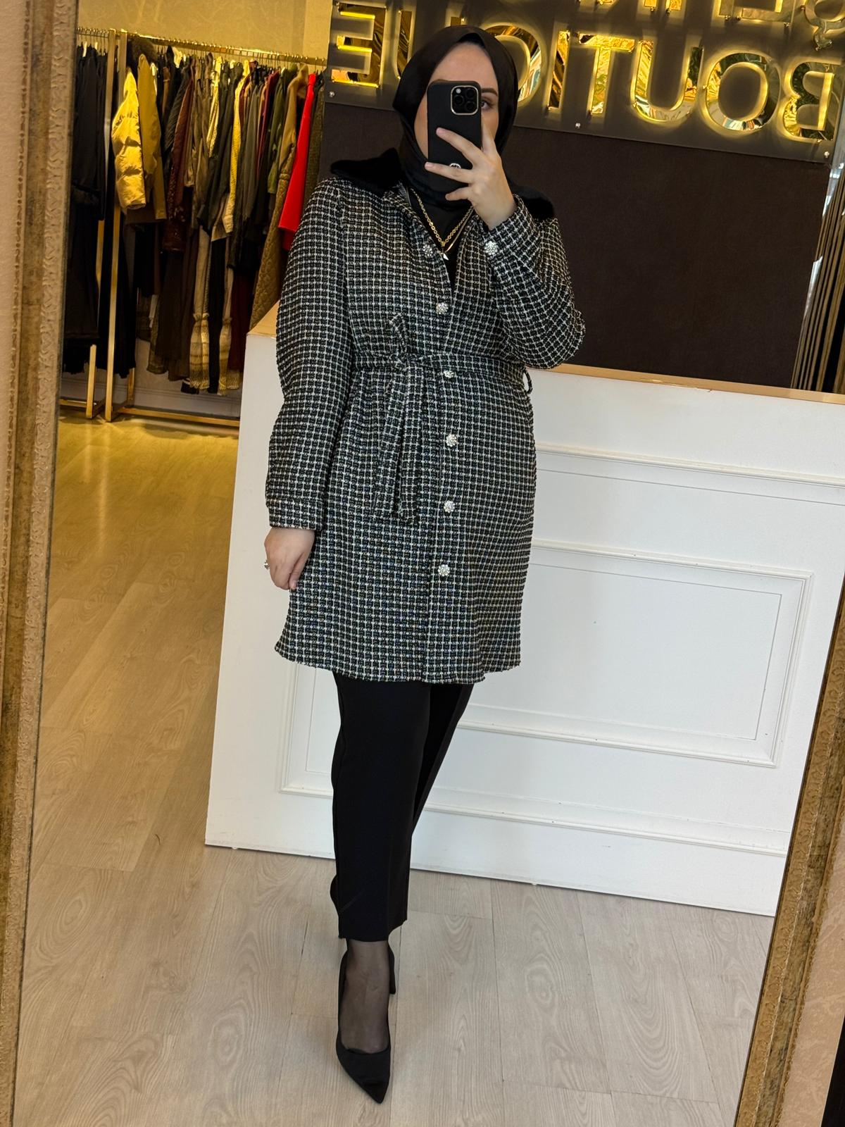 FUAT GÜRSEN Tasarım Yaka Kürk Detaylı Pırlanta Düğmeli Uzun Kap