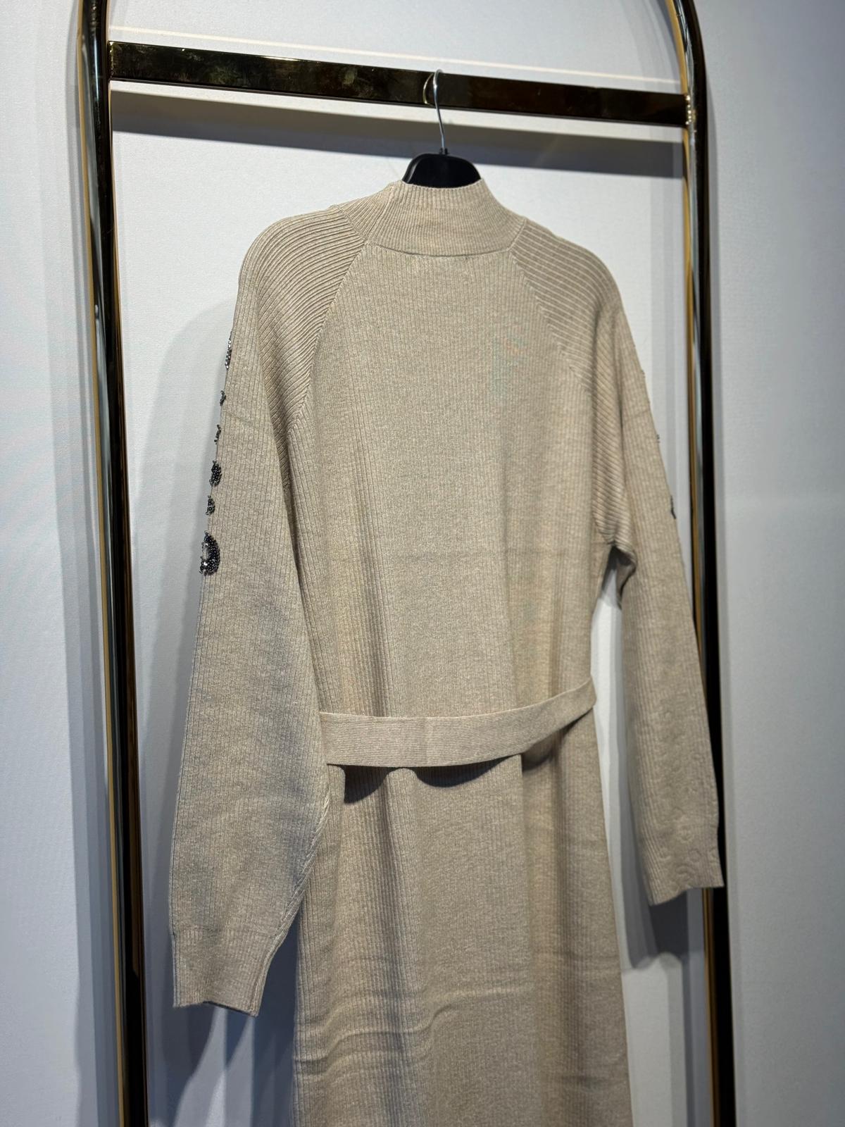 FUAT GÜRSEN Belden Bağlamalı Kolları Payet ve Taş Nakış İşlemeli Balıkçı Yaka Merserize Uzun Elbise