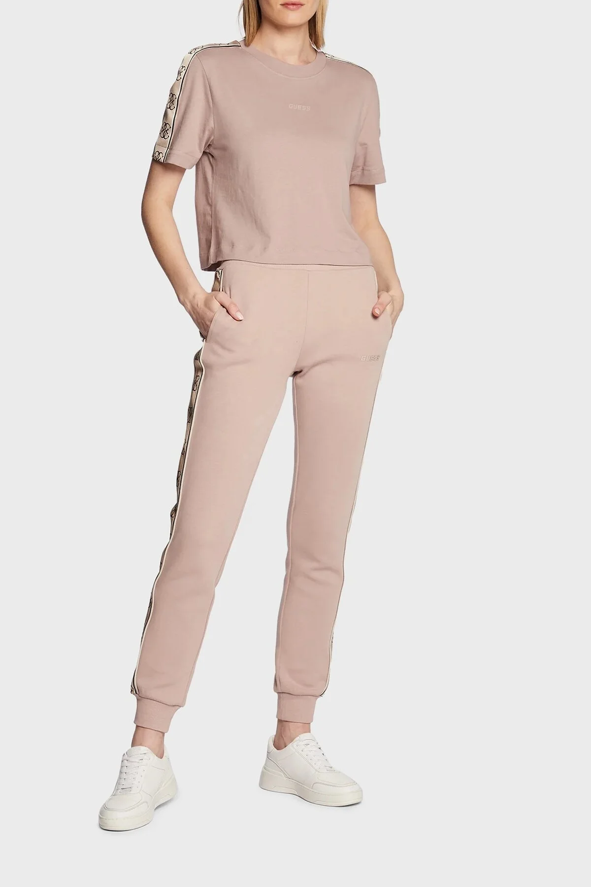 GUESS Yanı logolu tişört