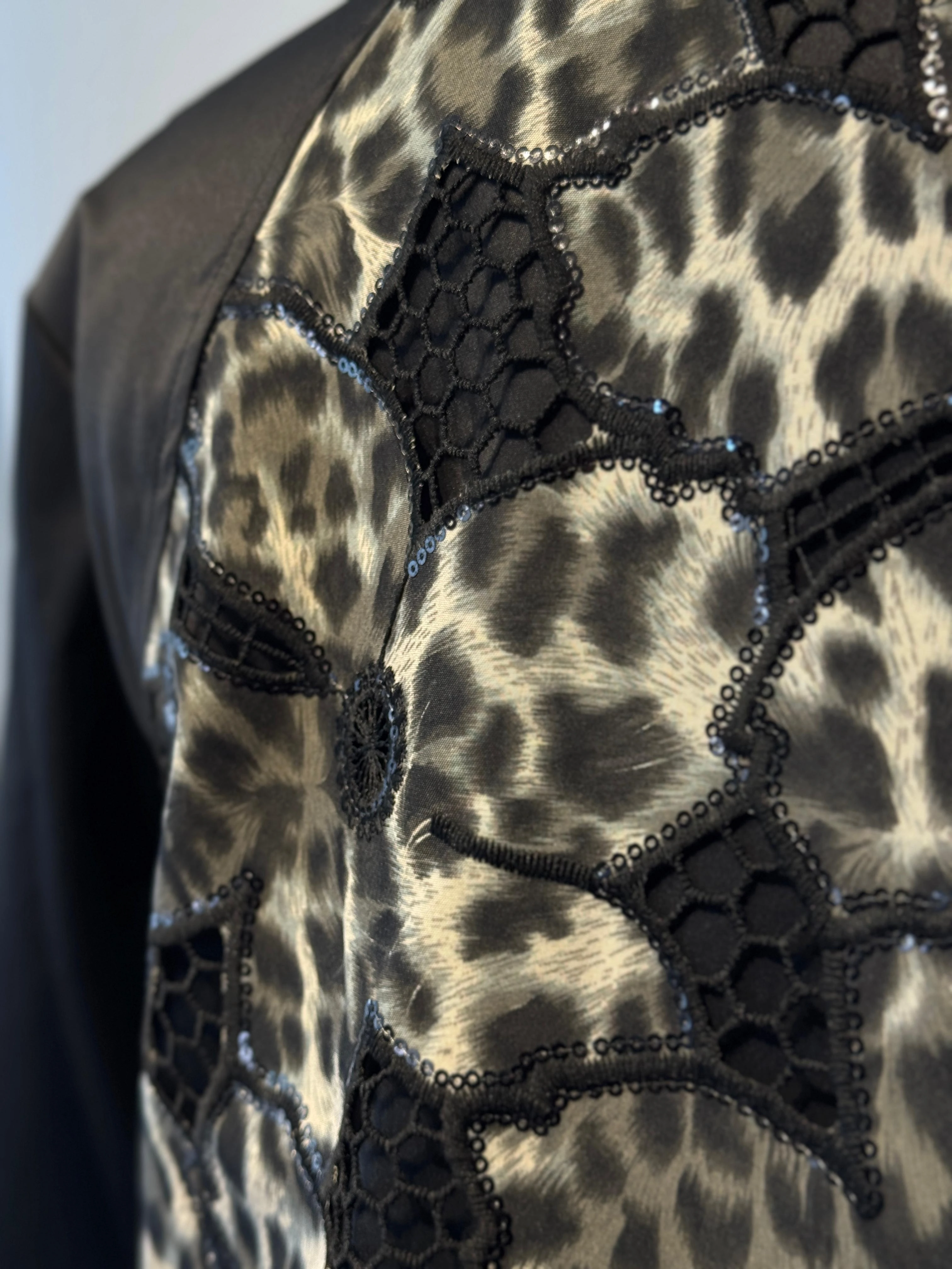 FUAT GÜRSEN Önden Fermuarlı Arka Nakış ve Leopar Detaylı Kap