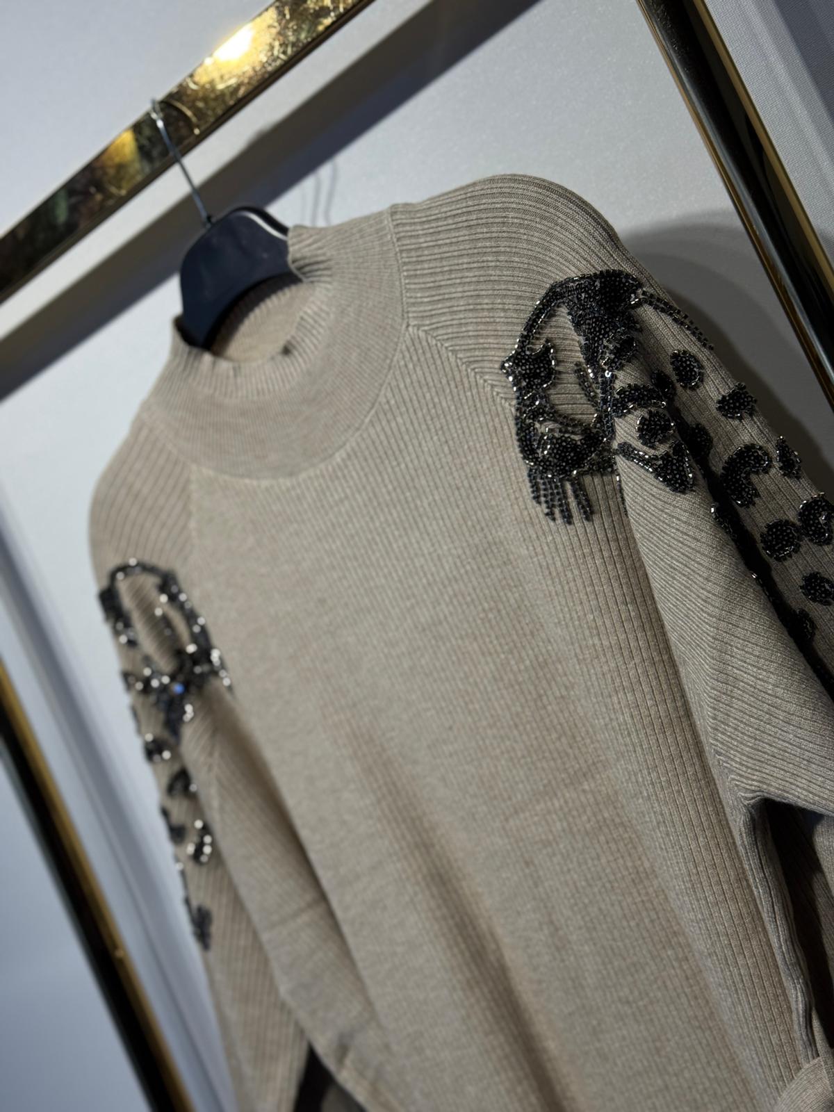 FUAT GÜRSEN Belden Bağlamalı Kolları Payet ve Taş Nakış İşlemeli Balıkçı Yaka Merserize Uzun Elbise