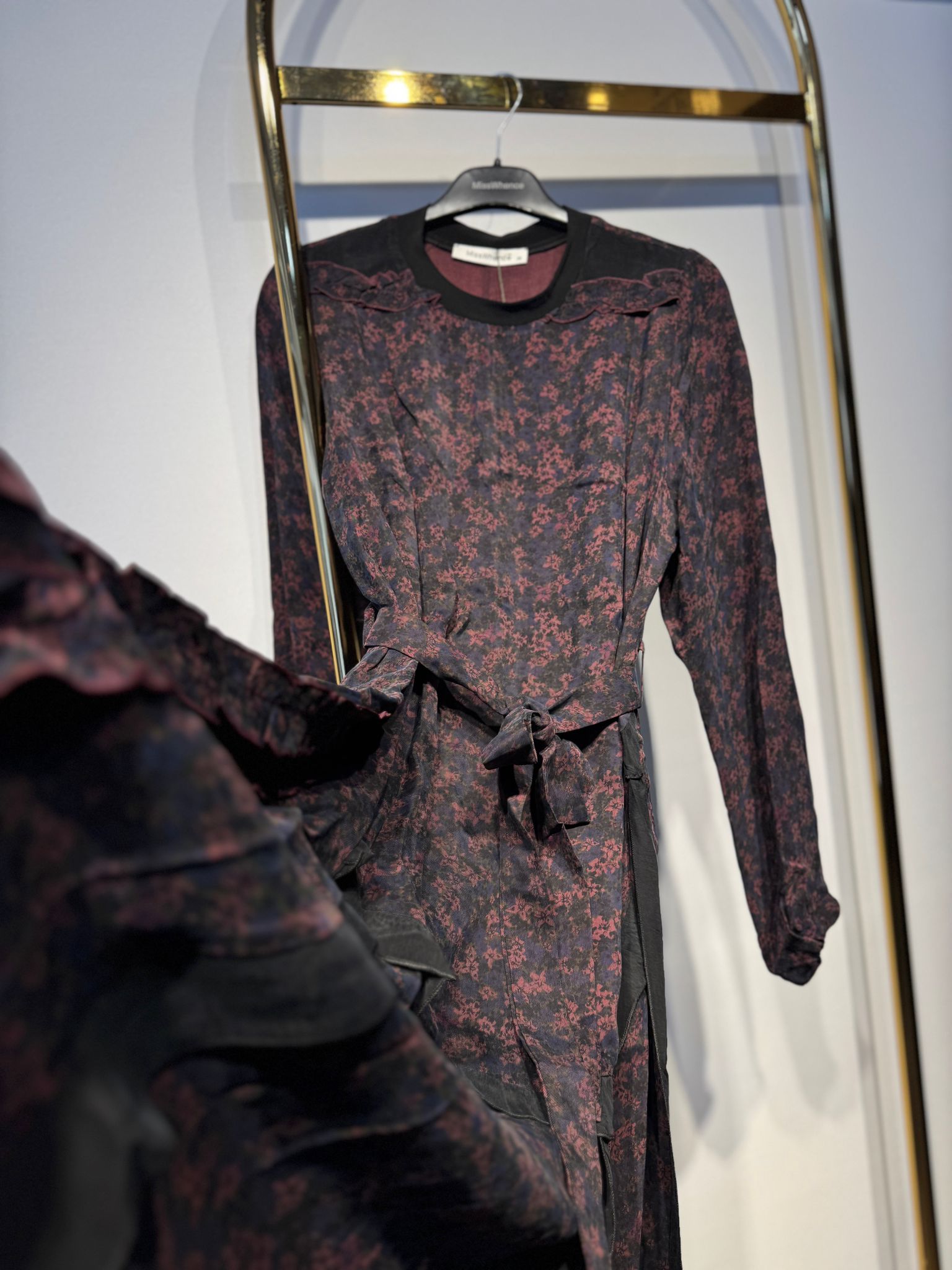 MİSSWHENCE 38829 Desenli Kumaş Belden Bağlamalı Uzun Elbise