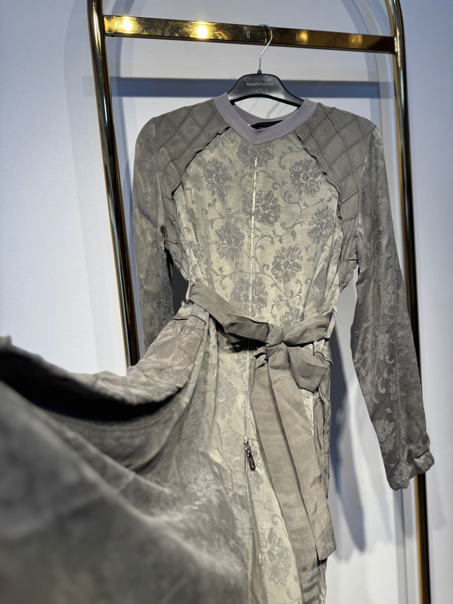 MİSSWHENCE 38835 Desenli İpek Cupra Kumaş Fermuar Detaylı Belden Bağlamalı Uzun Elbise