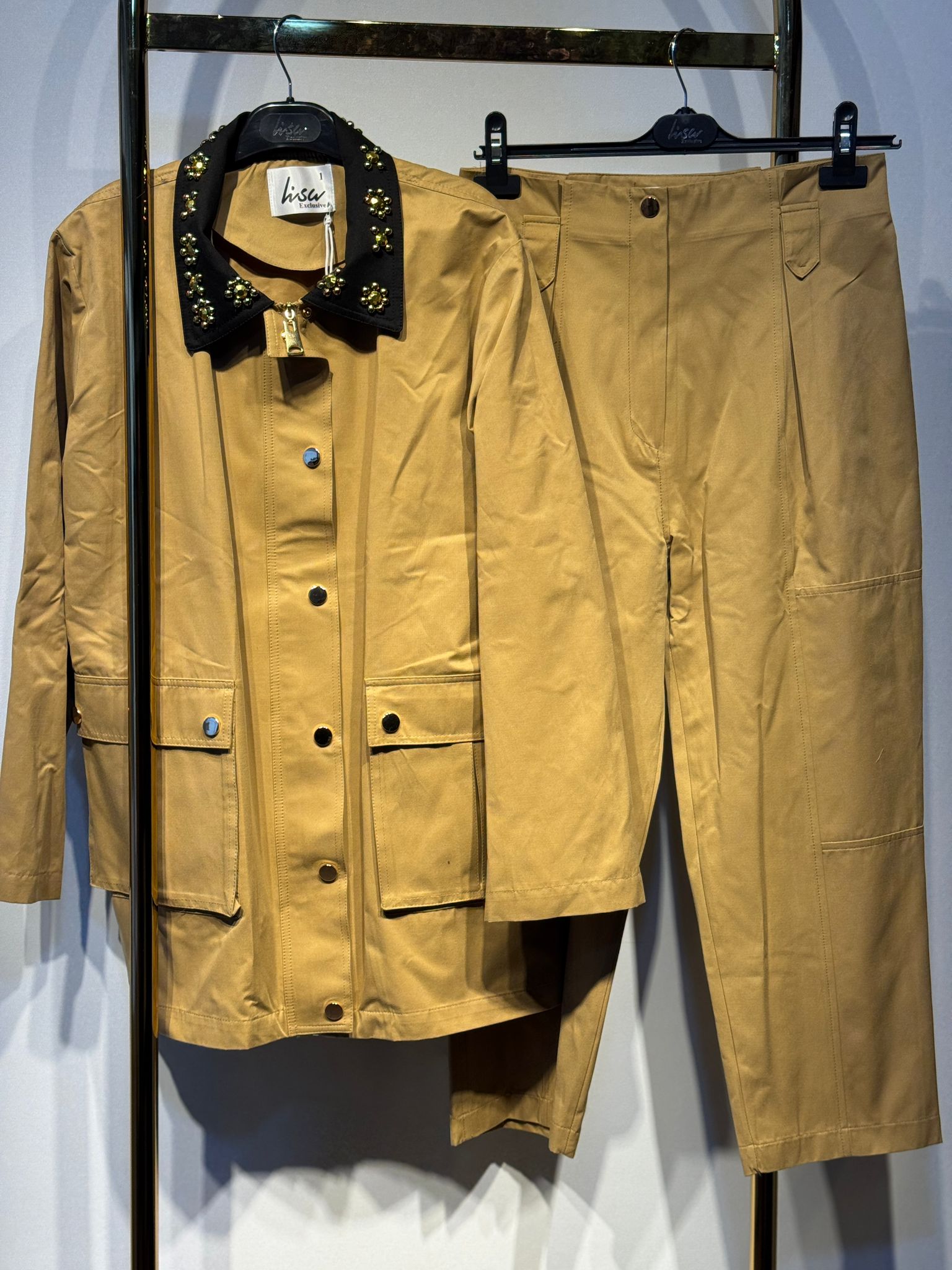 LİSA EXCLUSİVE Yaka İşlemeli Kısa Trenç - Pantolon Takım