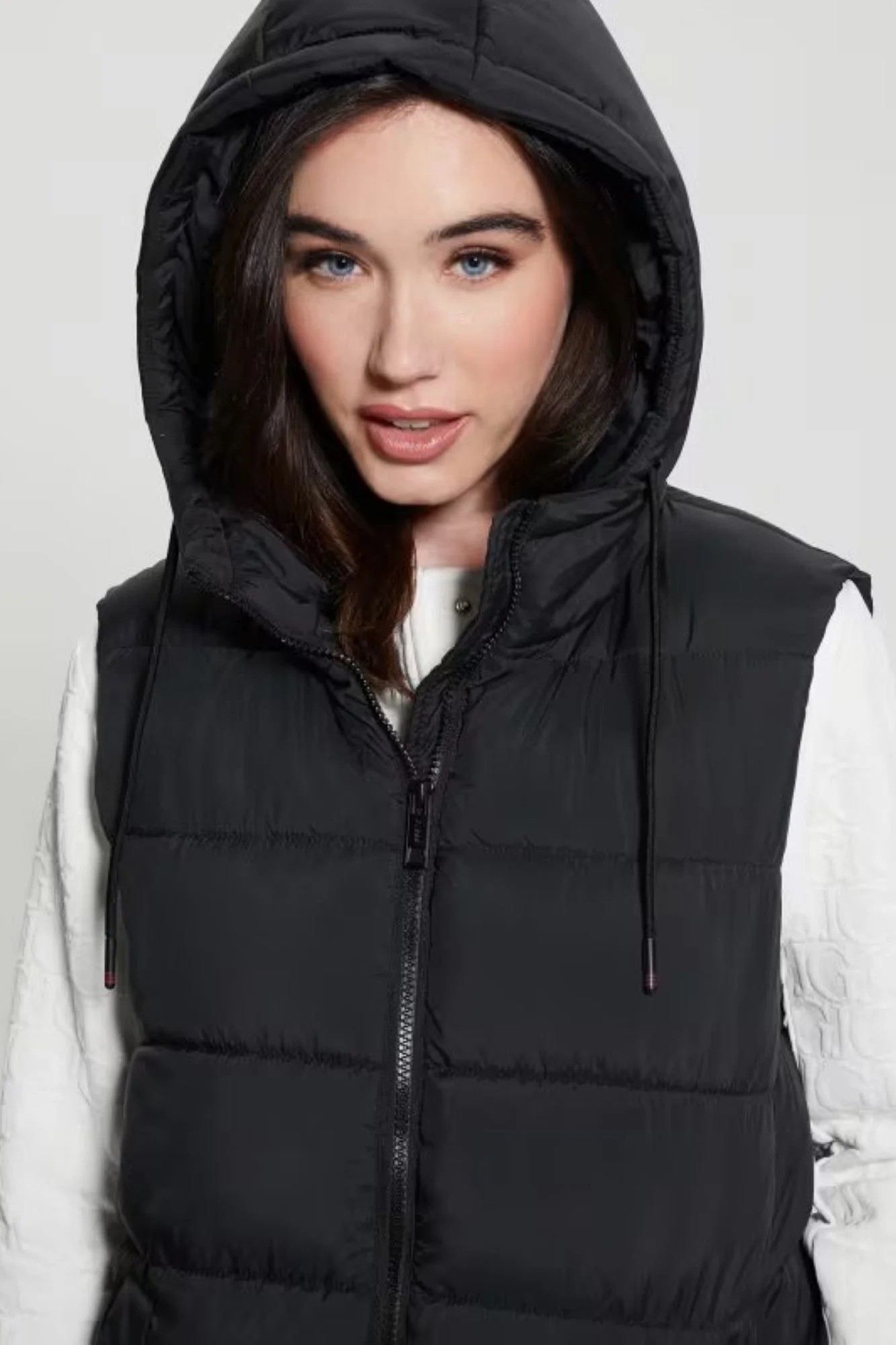 GUESS KOLSUZ UZUN KAPŞONLU ŞİŞME YELEK