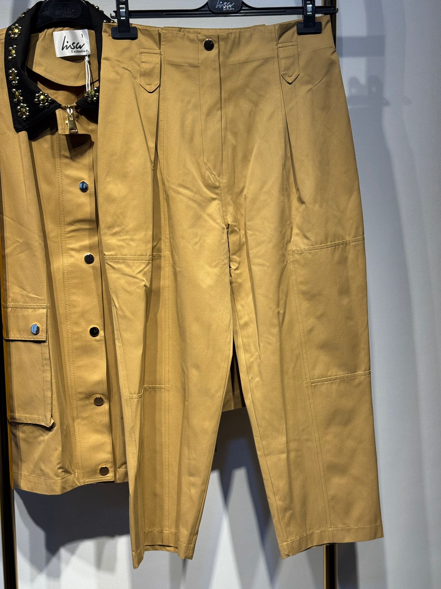 LİSA EXCLUSİVE Yaka İşlemeli Kısa Trenç - Pantolon Takım