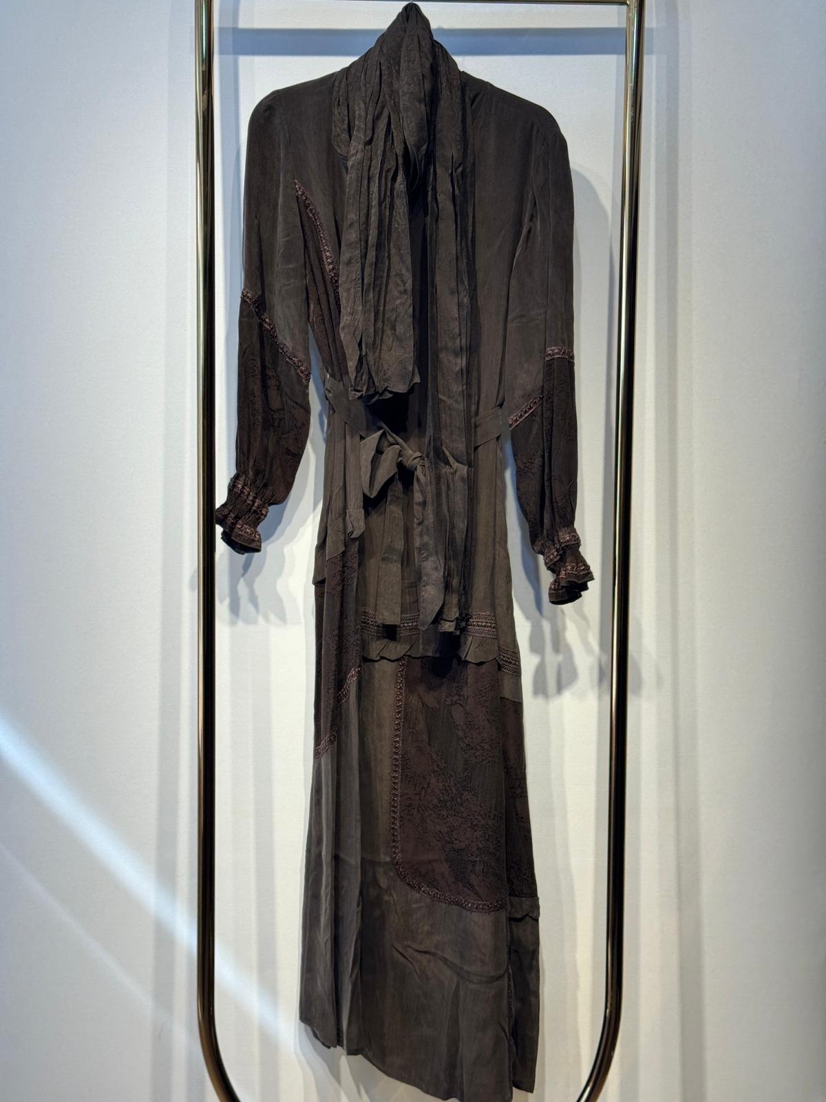 MİSSWHENCE 38818 Fular Hediyeli Belden Bağlamalı Nakış İşleme Detaylı Uzun İpek Cupra Elbise