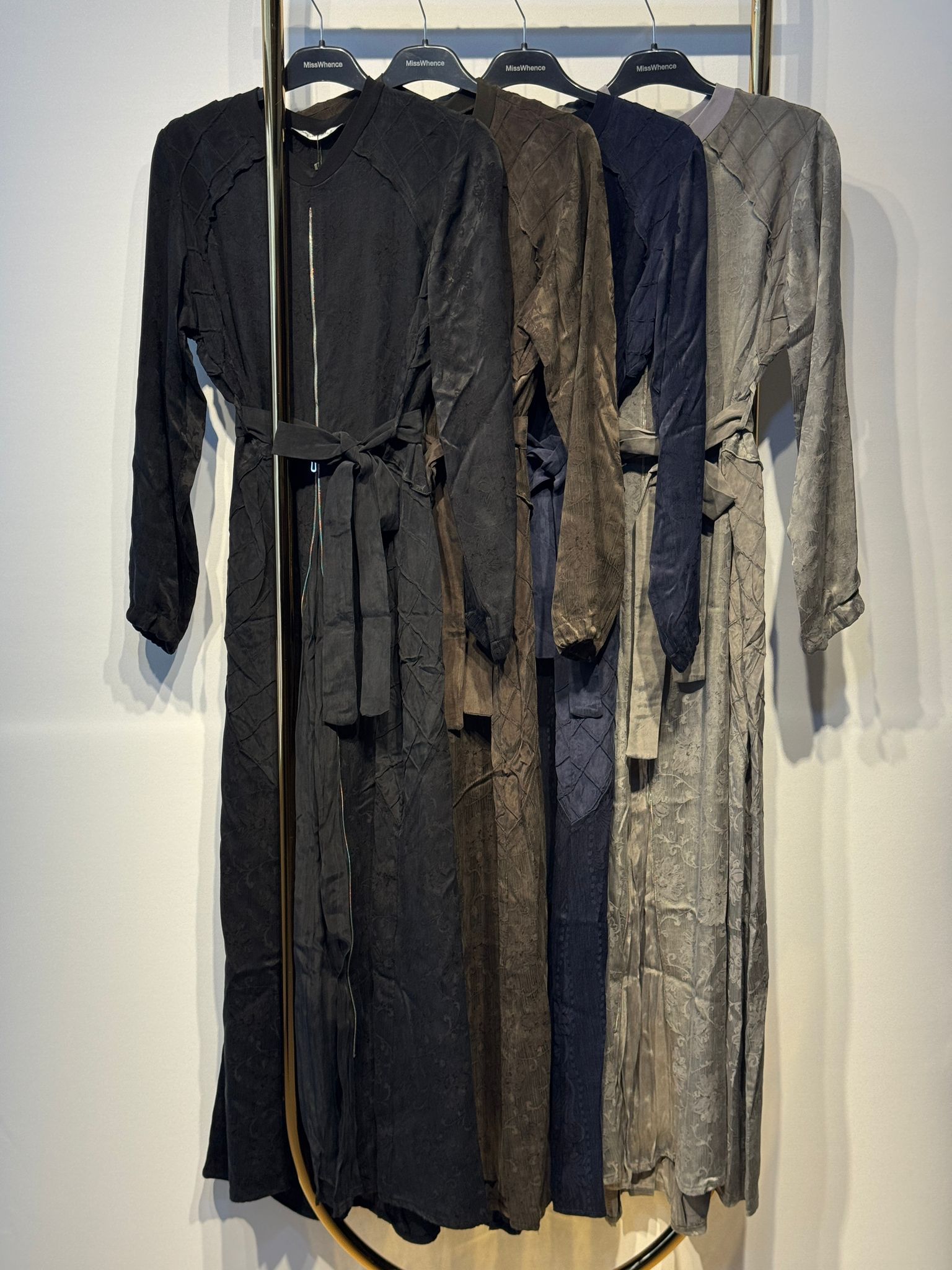 MİSSWHENCE 38835 Desenli İpek Cupra Kumaş Fermuar Detaylı Belden Bağlamalı Uzun Elbise