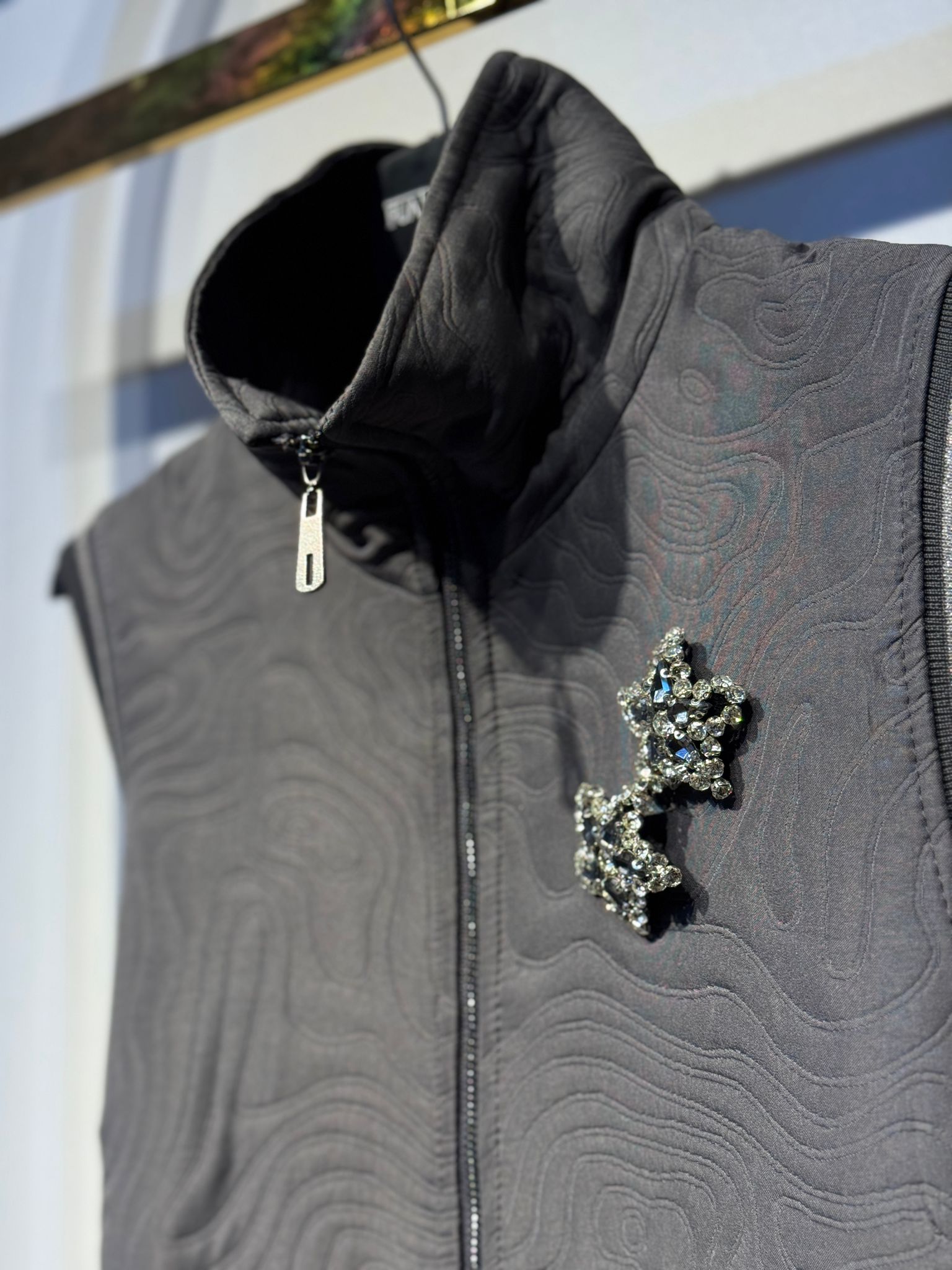 FUAT GÜRSEN Kabartma Kumaş Göğüs Taş Broş İşlemeli Uzun Yelek