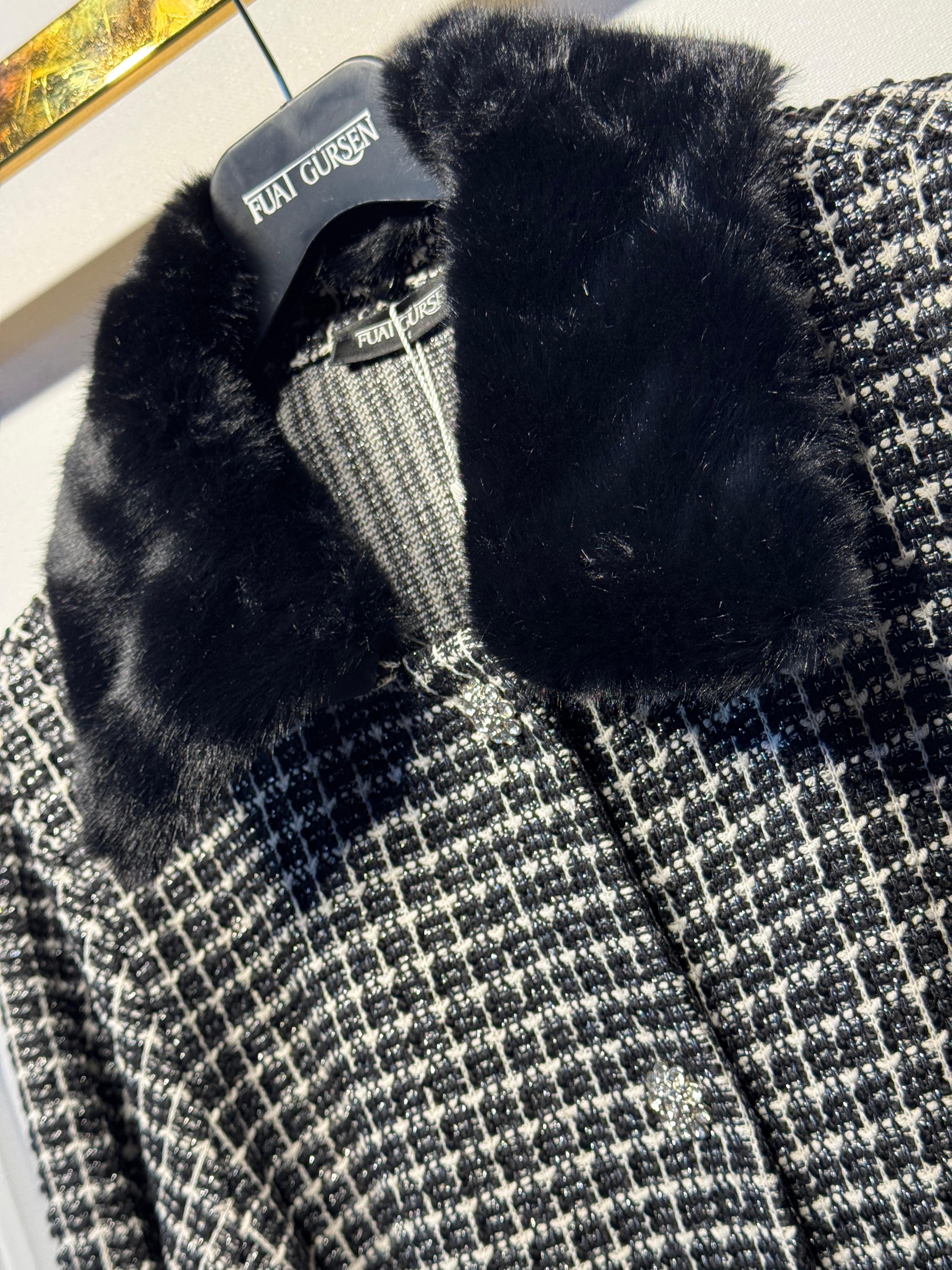 FUAT GÜRSEN Tasarım Yaka Kürk Detaylı Pırlanta Düğmeli Uzun Kap