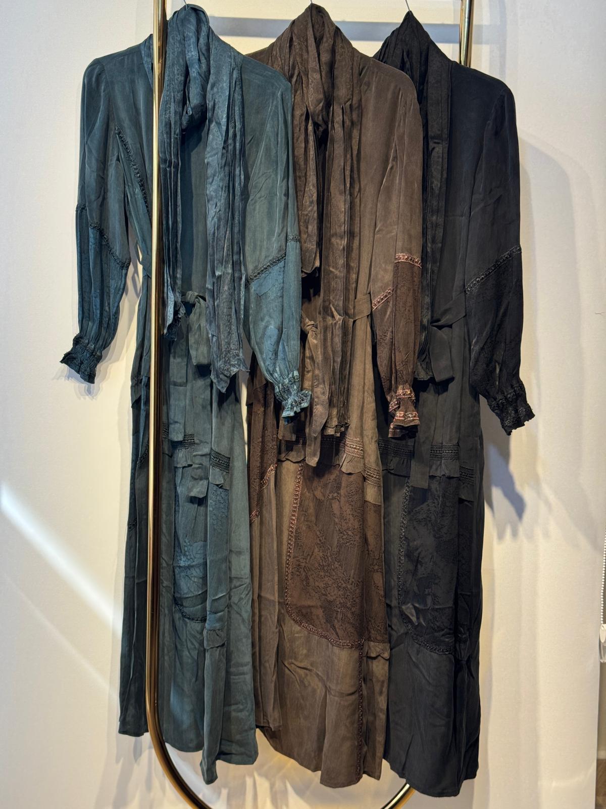 MİSSWHENCE 38818 Fular Hediyeli Belden Bağlamalı Nakış İşleme Detaylı Uzun İpek Cupra Elbise