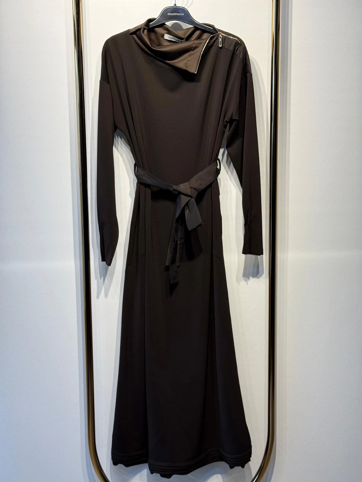 MİSSWHENCE 38822 Gold Fermuar Detaylı Özel Yaka Tasarım Belden Bağlamalı Uzun Viskon Elbise