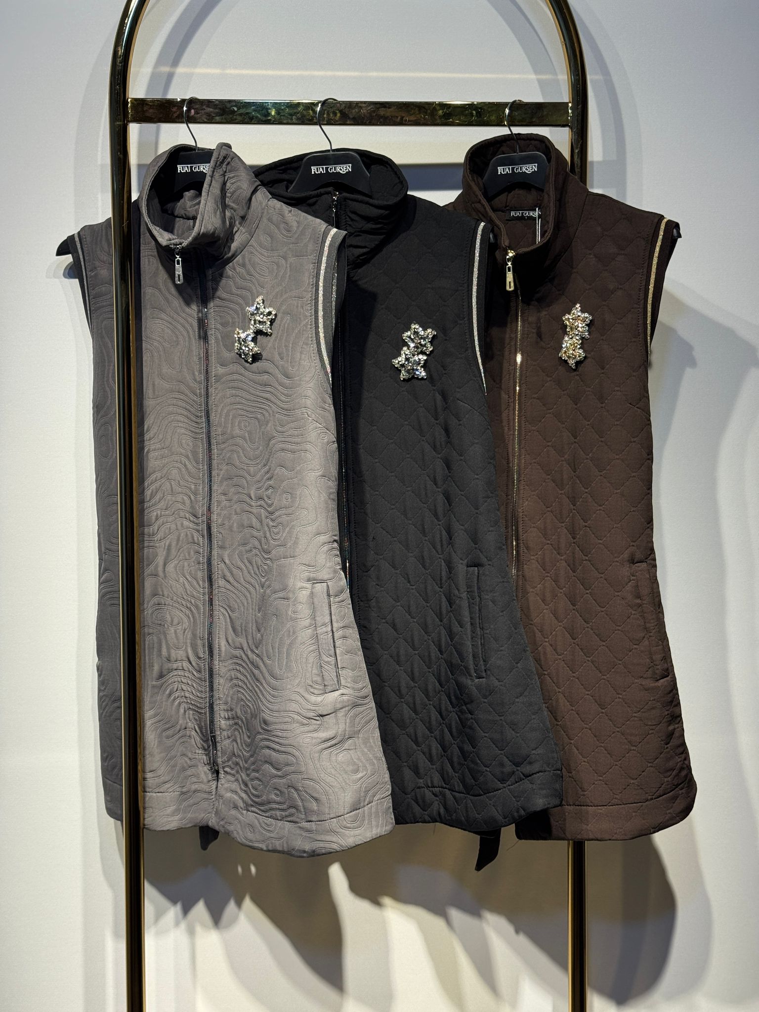 FUAT GÜRSEN Kabartma Kumaş Göğüs Taş Broş İşlemeli Uzun Yelek