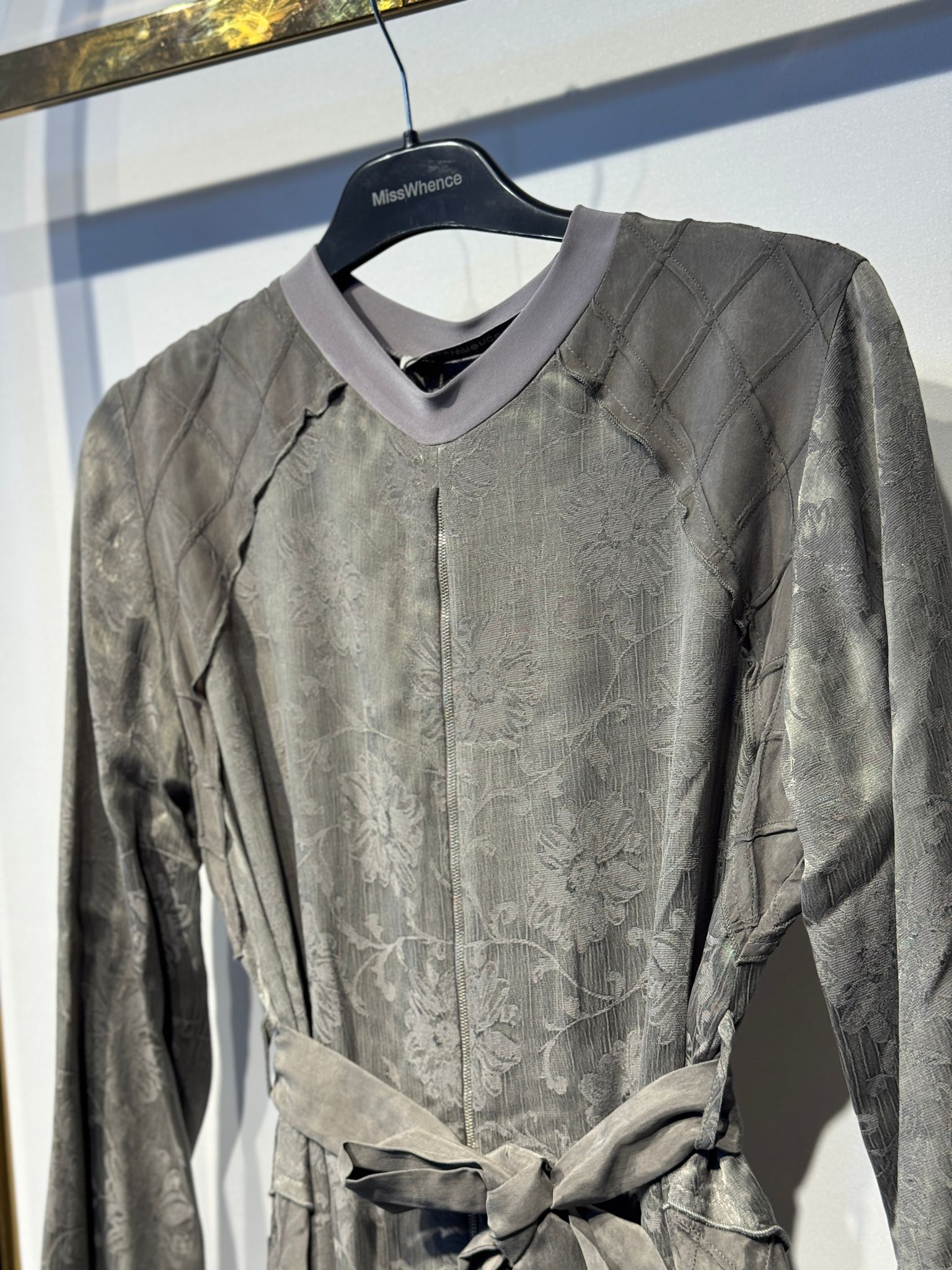 MİSSWHENCE 38835 Desenli İpek Cupra Kumaş Fermuar Detaylı Belden Bağlamalı Uzun Elbise