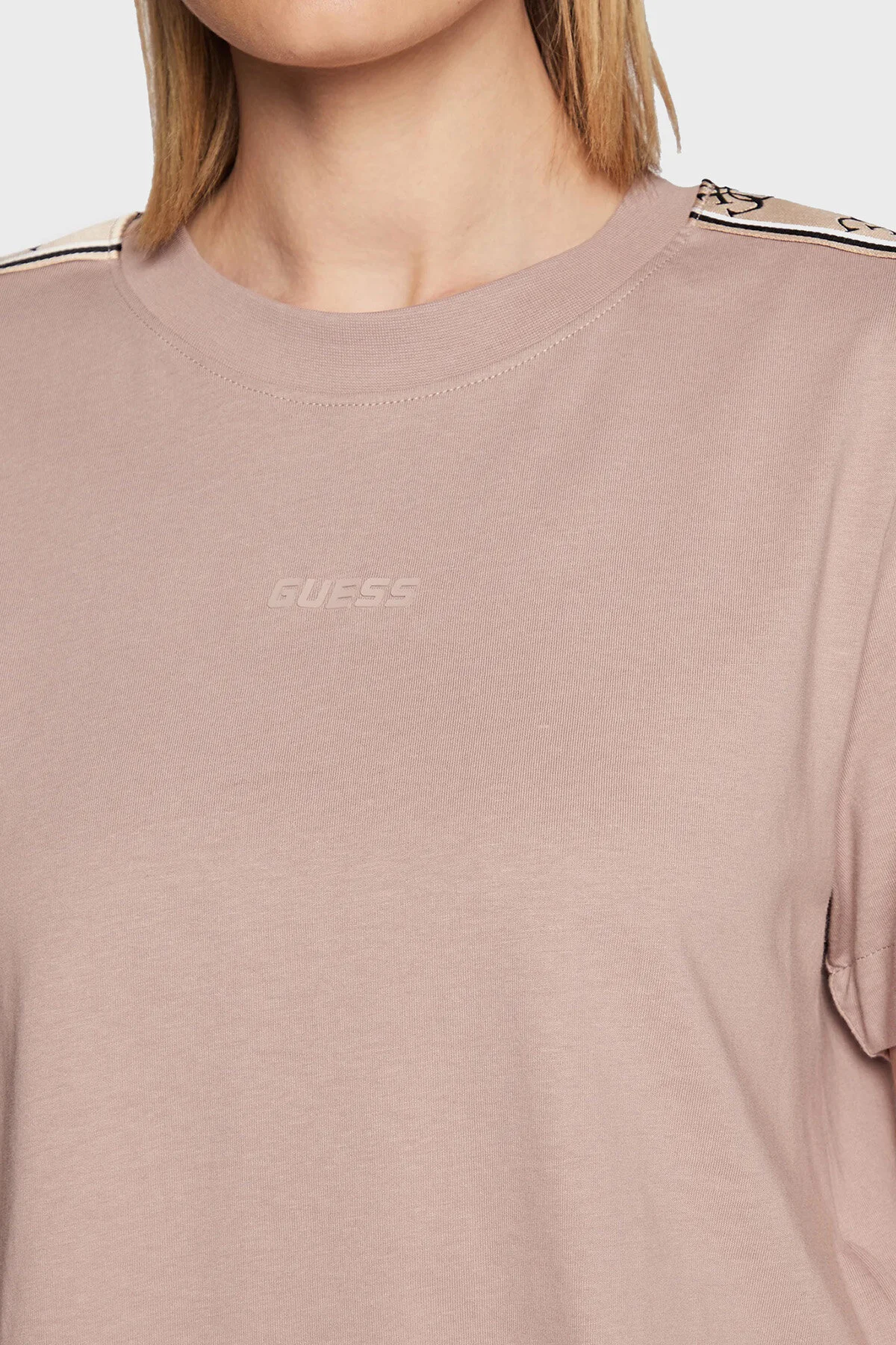GUESS Yanı logolu tişört