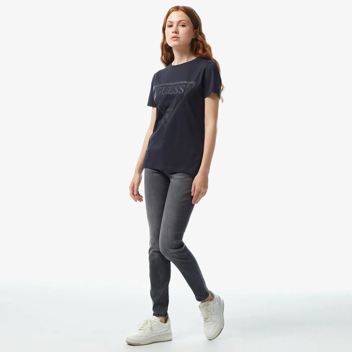 GUESS Önde logolu t-shirt