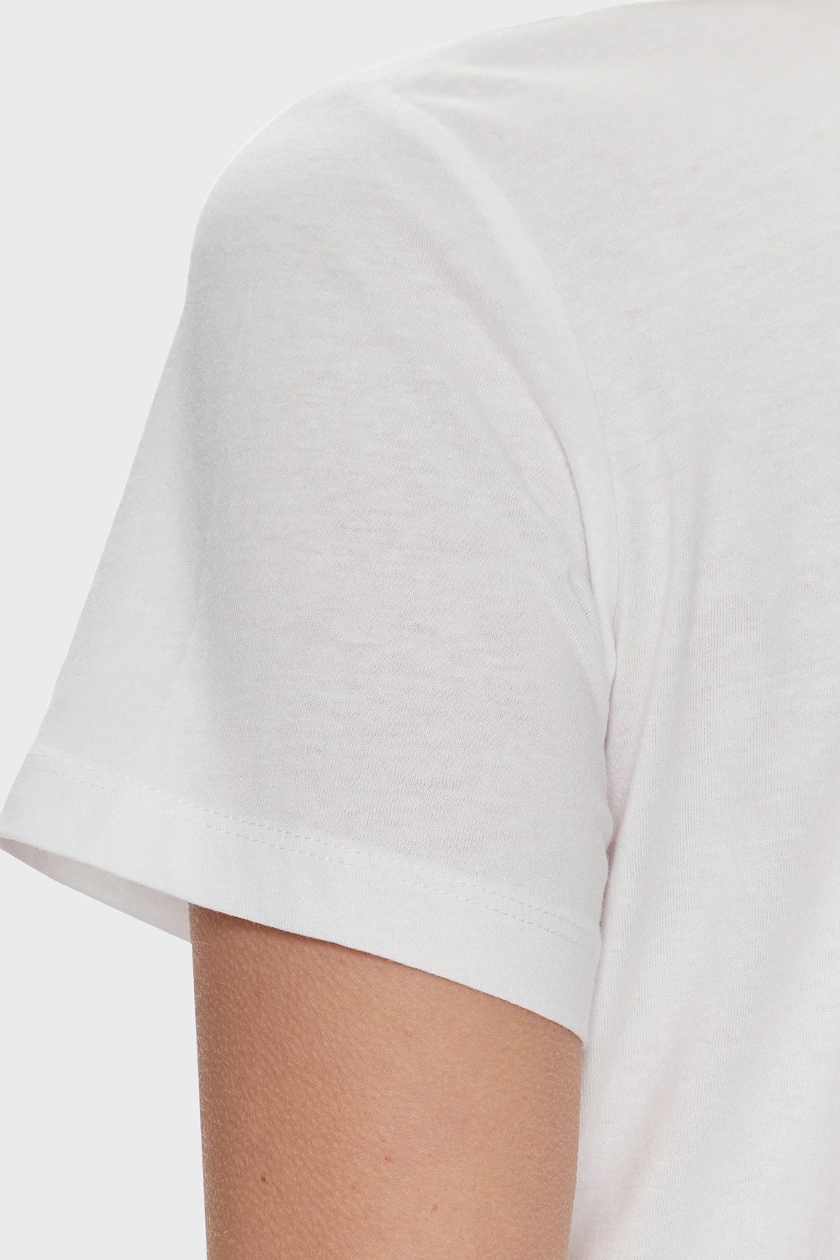 GUESS ÖNÜ ÇİÇEKLİ AMBLEM TSİHRT