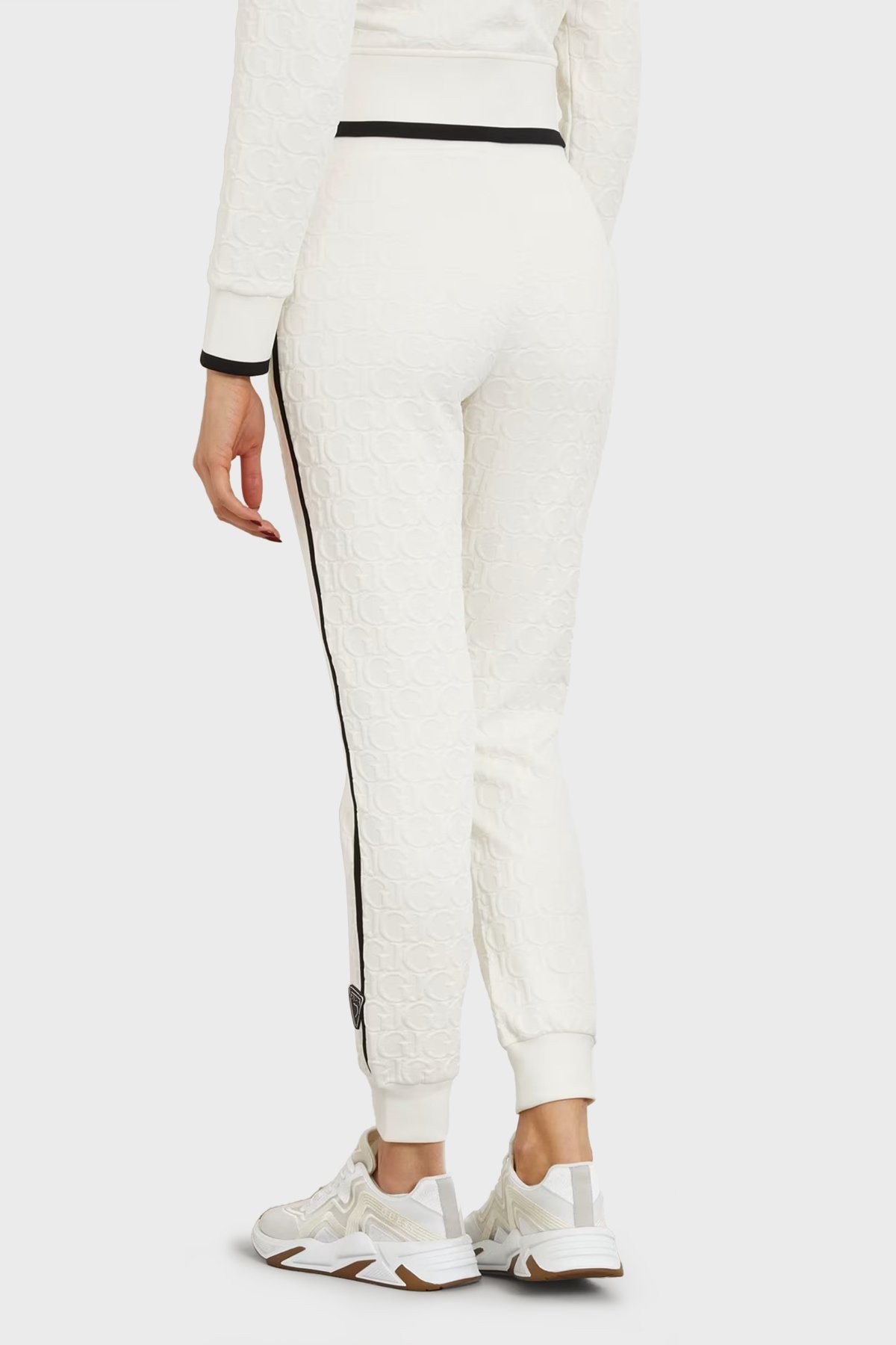 GUESS Kabartma baskılı GJ logolu jogger pantolon